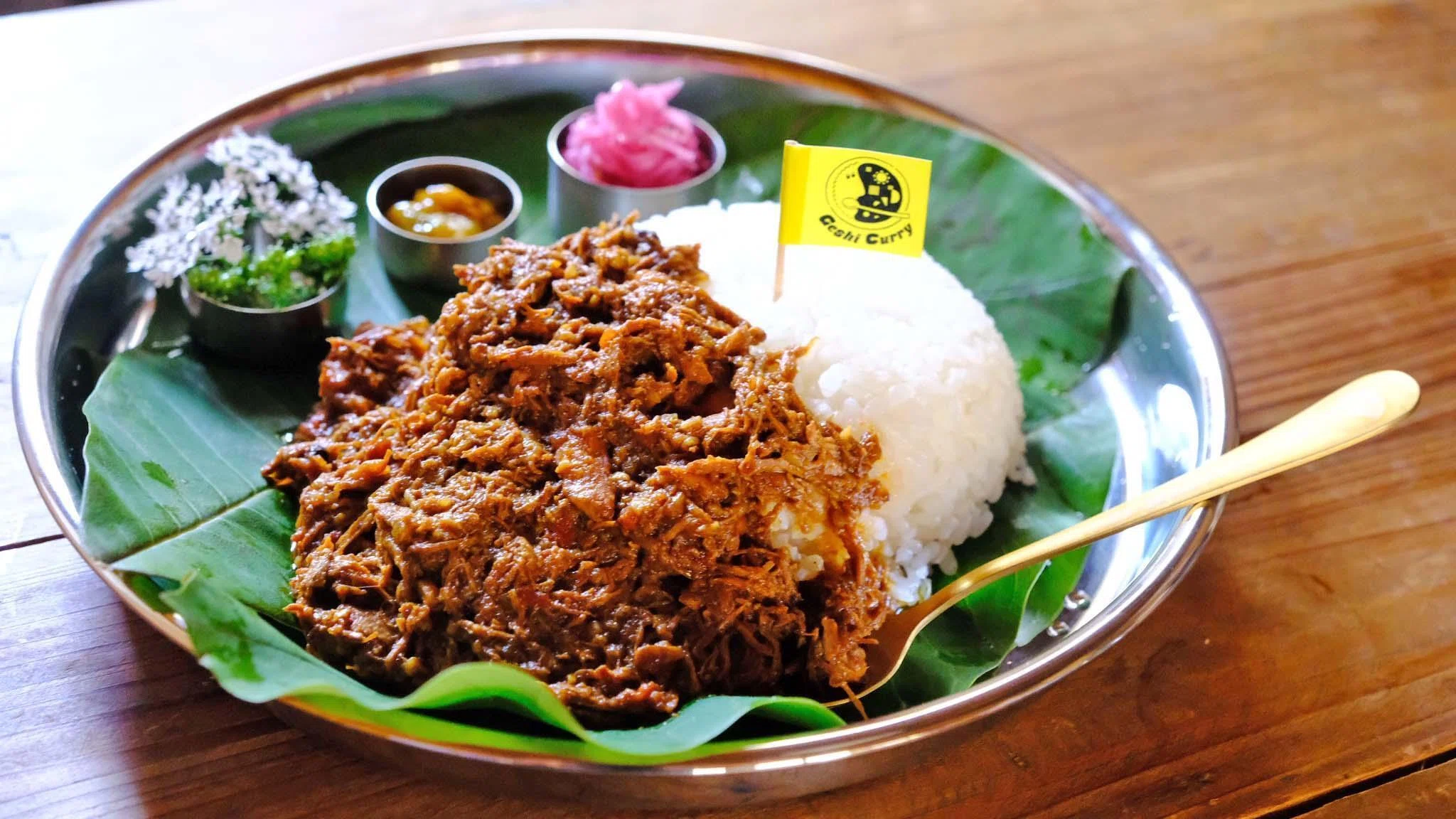 二十四節気：夏至］無水チキンカリーと赤玉ねぎ、梅のアチャール｜飛騨
