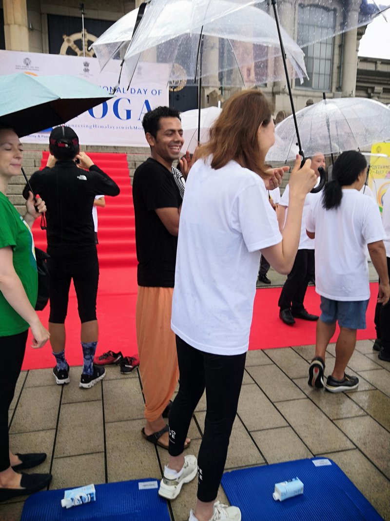 築地本願寺での第10回国際ヨガデーの感動的な瞬間:雨の中のヨガ 5 画像