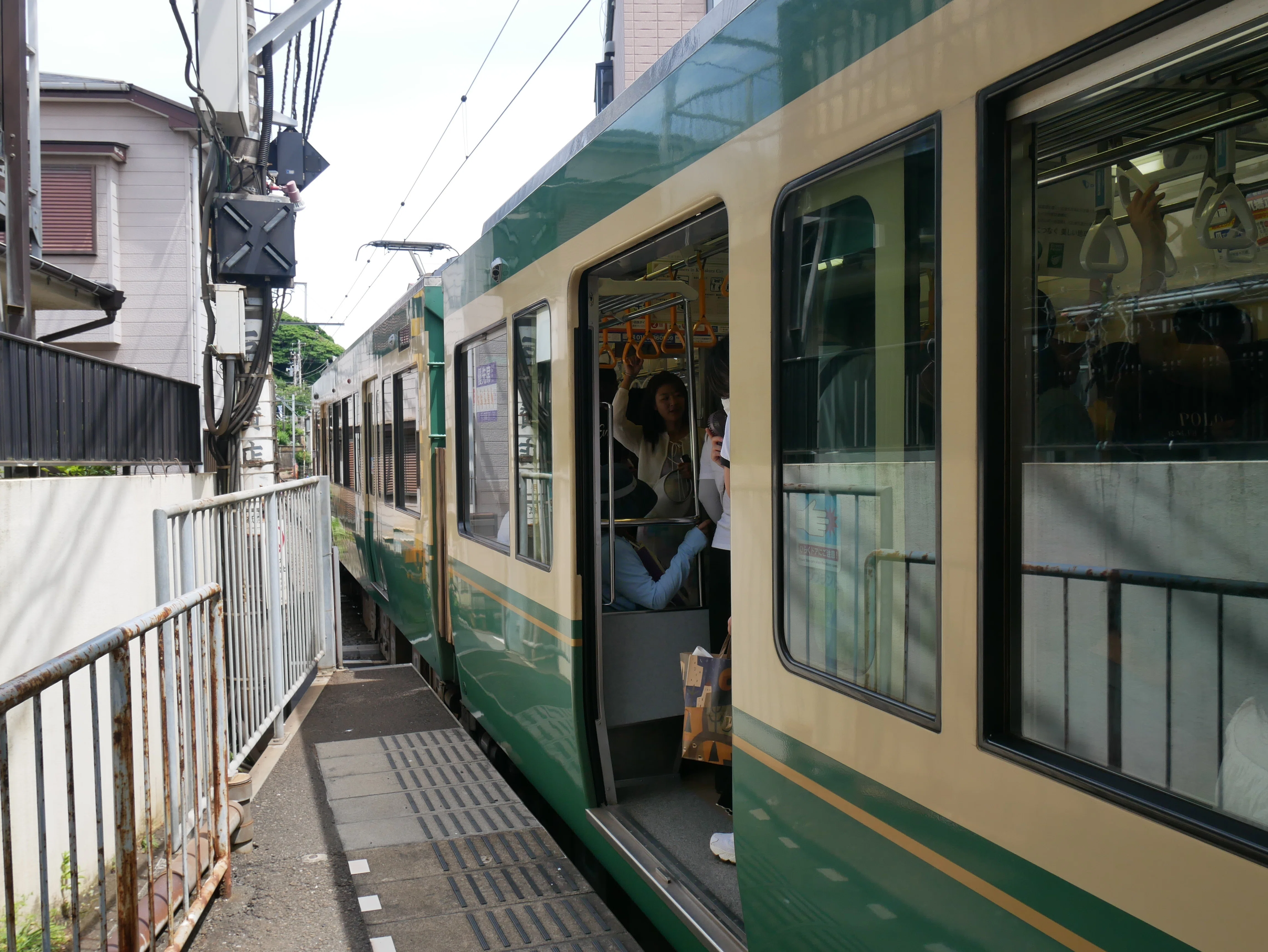 439 路面を走る江ノ電とともに腰越を歩く｜ミヤコカエデ（Miyako Kaede)