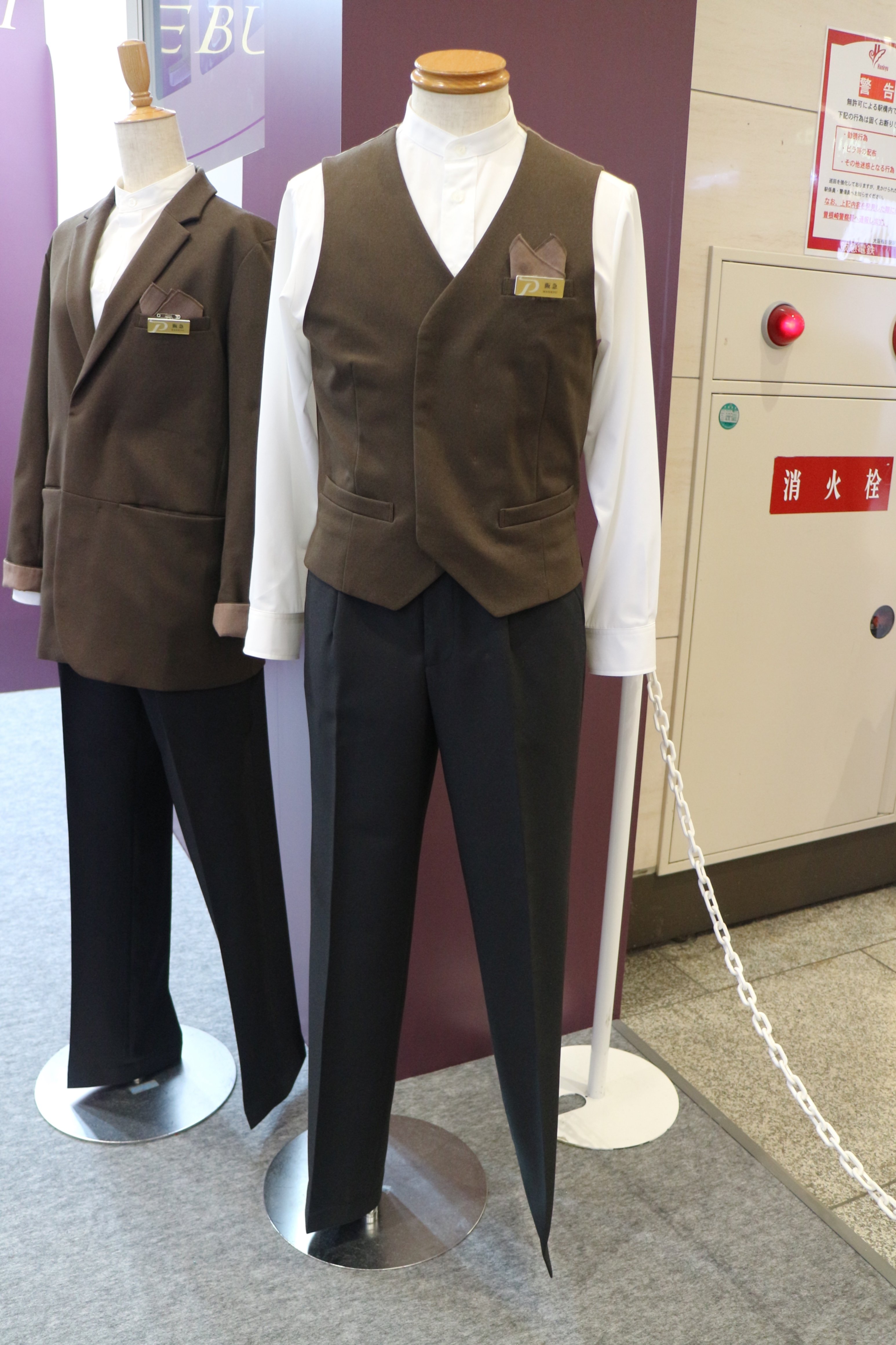 駅のホームで人が多い時に車両の扉をおさえてくれる黄色い服の人