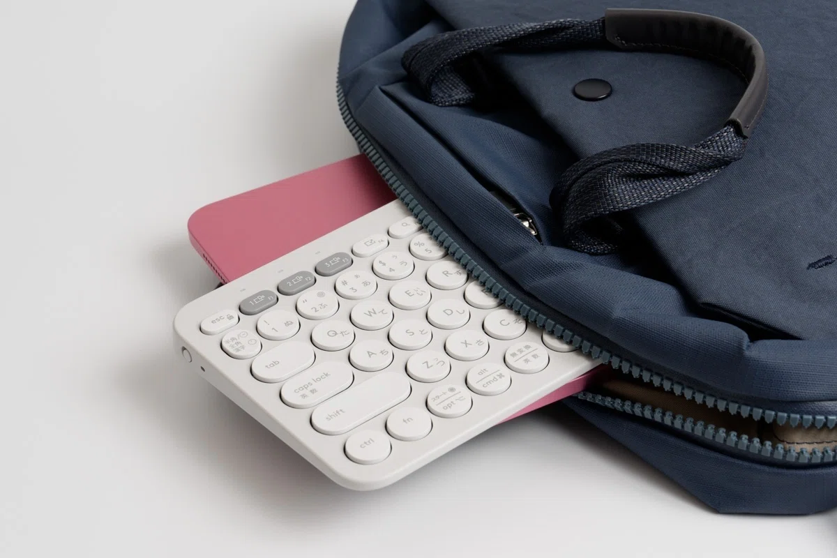 PEBBLE KEYS 2 K380sをバッグに収納している様子