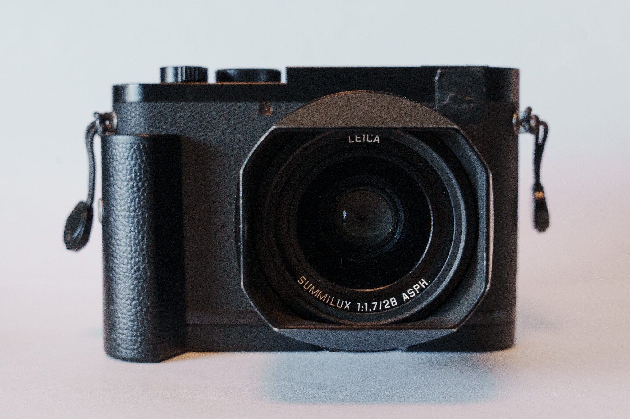 ライカ Q2 ブラック　LEICAQ2 純正グリップつき ライカQ2とアラサー会社員の365日（と少し）｜会社員とカメラ
