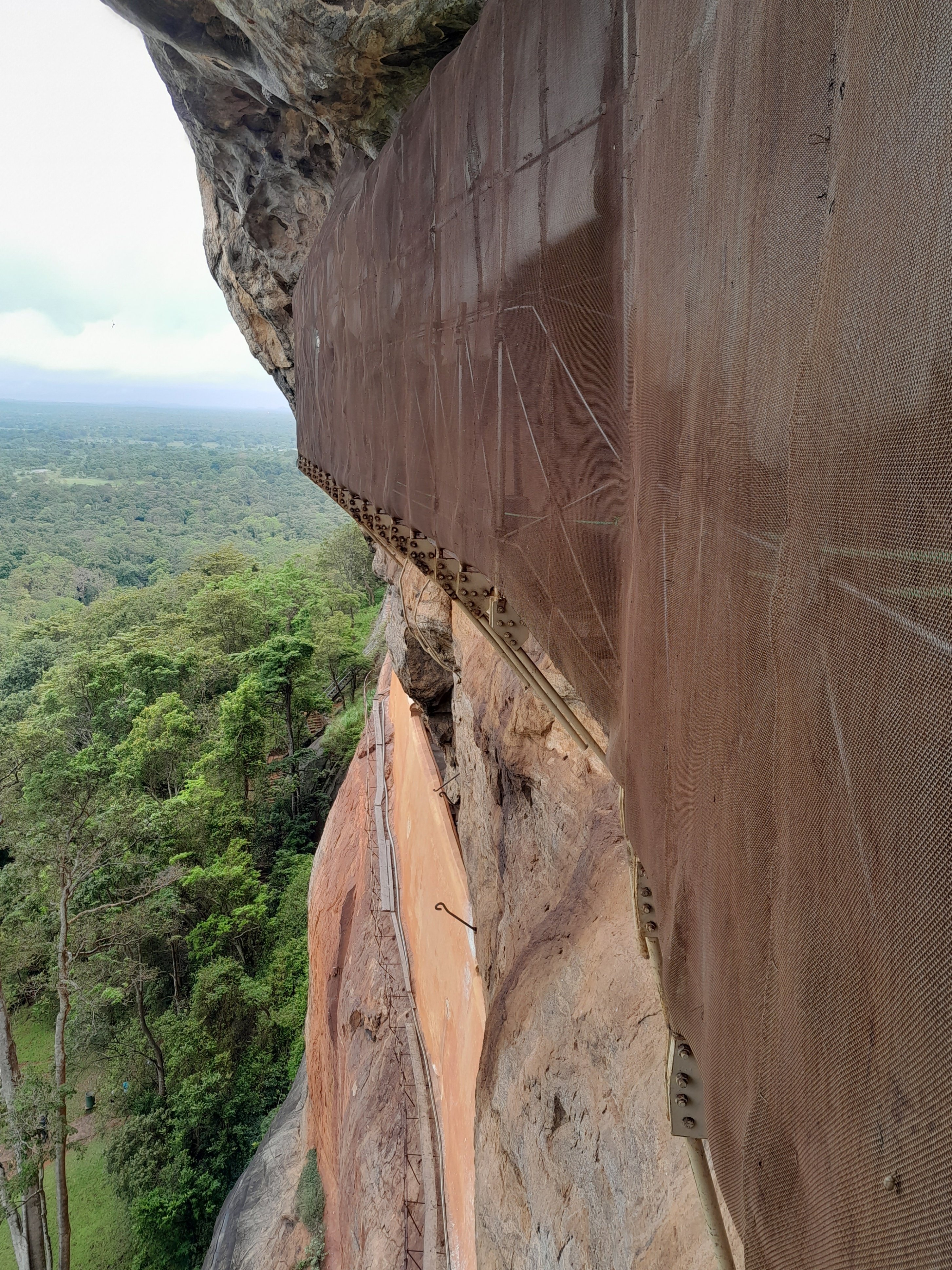 スリランカ シギリヤロックに登ってシギリヤレディの壁画を見る｜ある