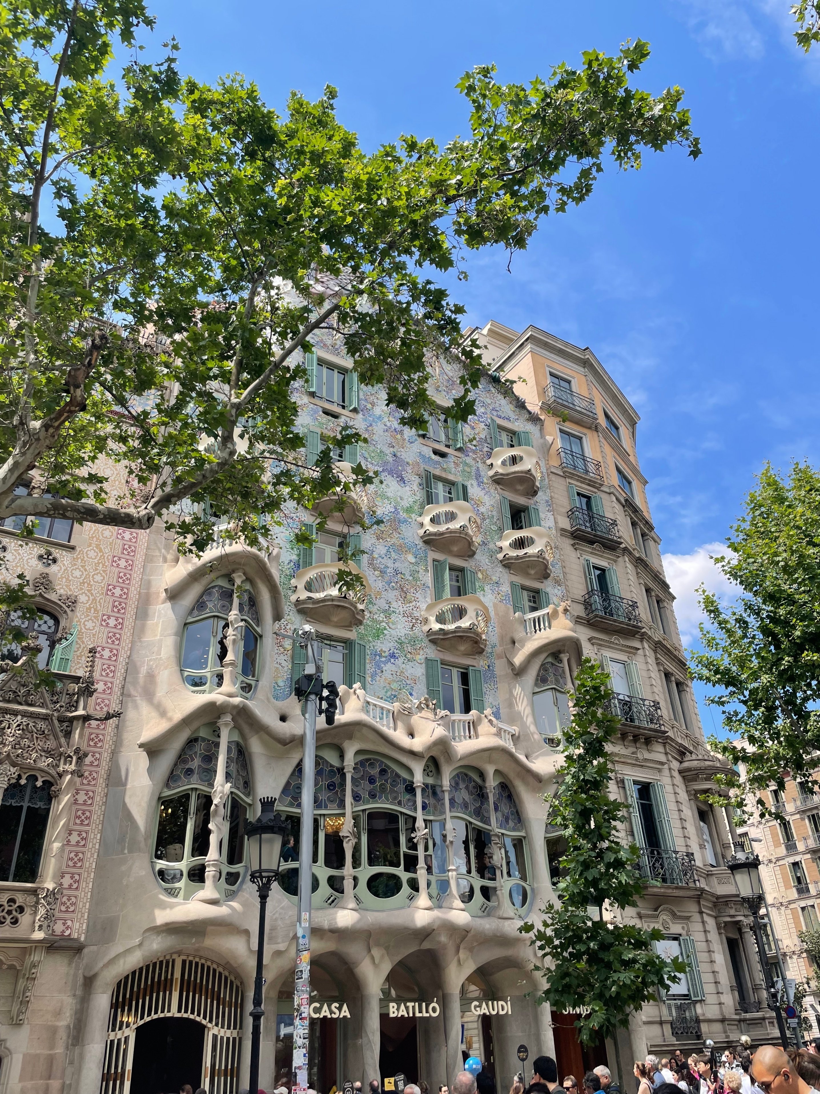 スペイン旅日記｜4日目｜1日でガウディ建築×4＋1、美術館×1を