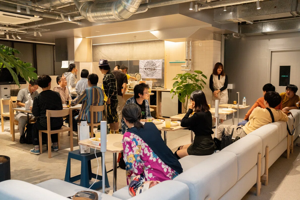 Studi02:キッチン&ラウンジ- 料理や飲食をしながらのさまざまなイベント開催が実現 |THE CAMPUS FLATS TOGOSHI