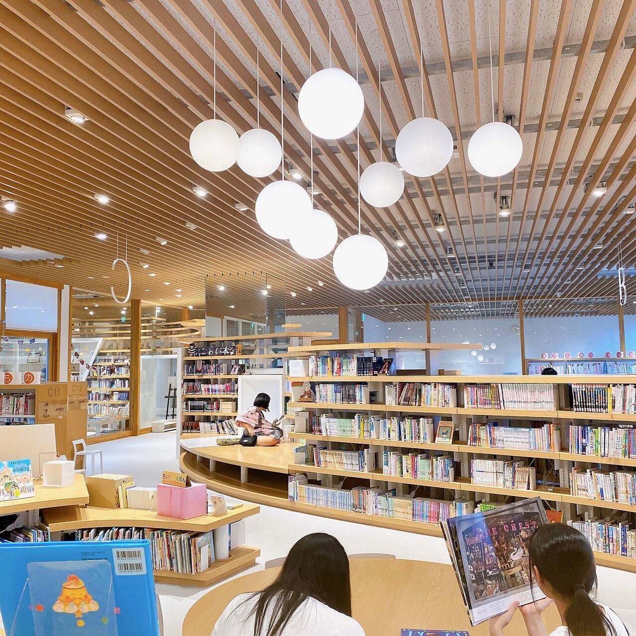 菊池市生涯学習センターKiCROSSの図書館(那奈実記者)｜くまモン記者団