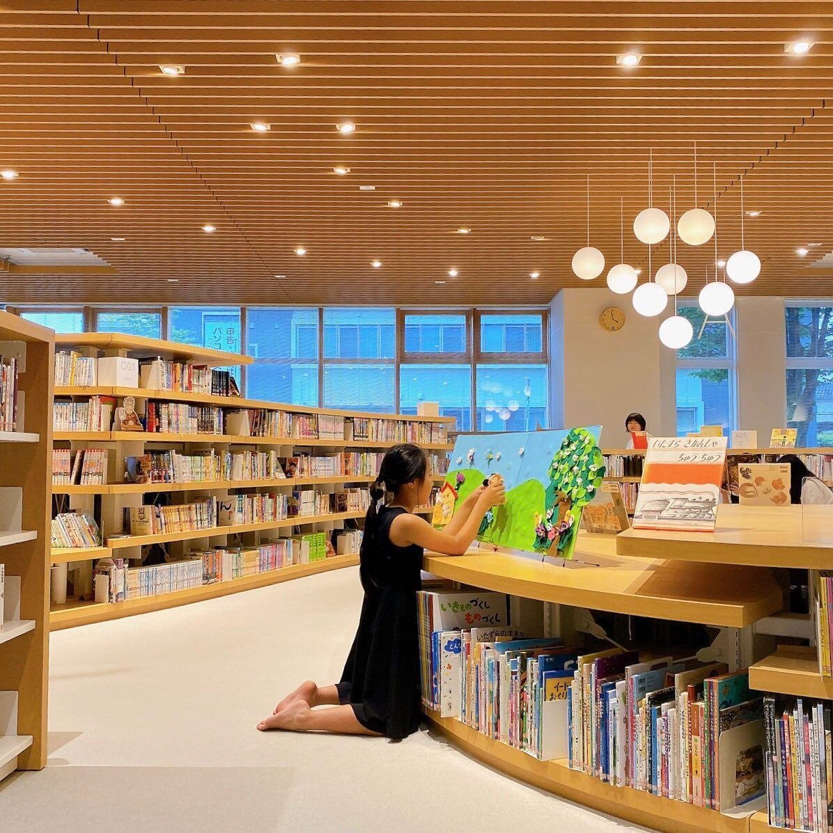 菊池市生涯学習センターKiCROSSの図書館(那奈実記者)｜くまモン記者団