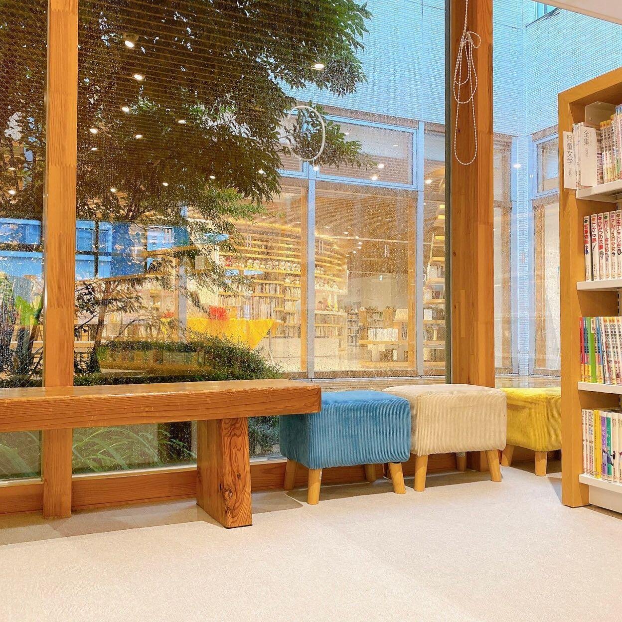 菊池市生涯学習センターKiCROSSの図書館(那奈実記者)｜くまモン記者団