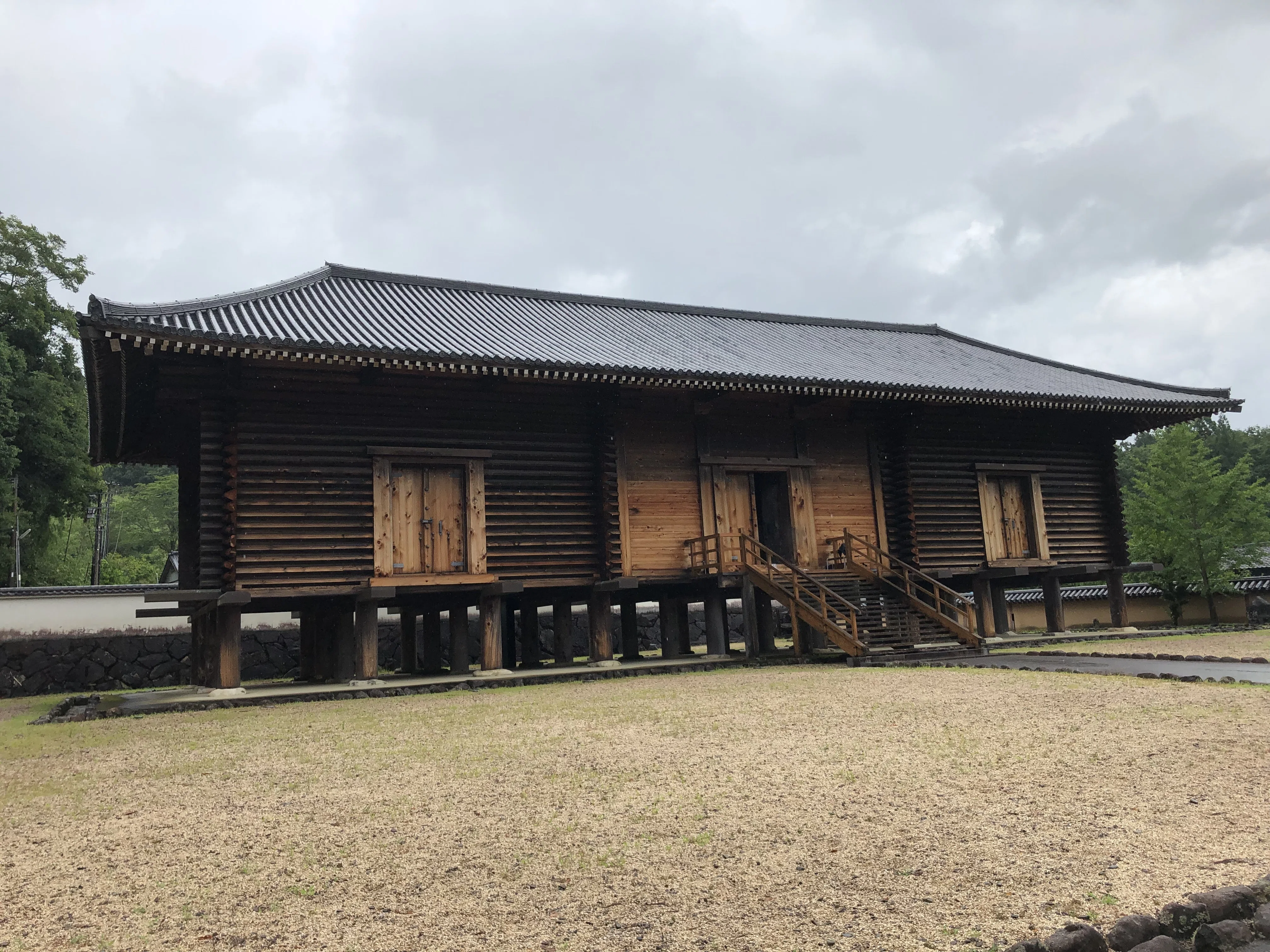 2024/06/25/火）西の正倉院の外観と、入り口付近の様子。｜るてる
