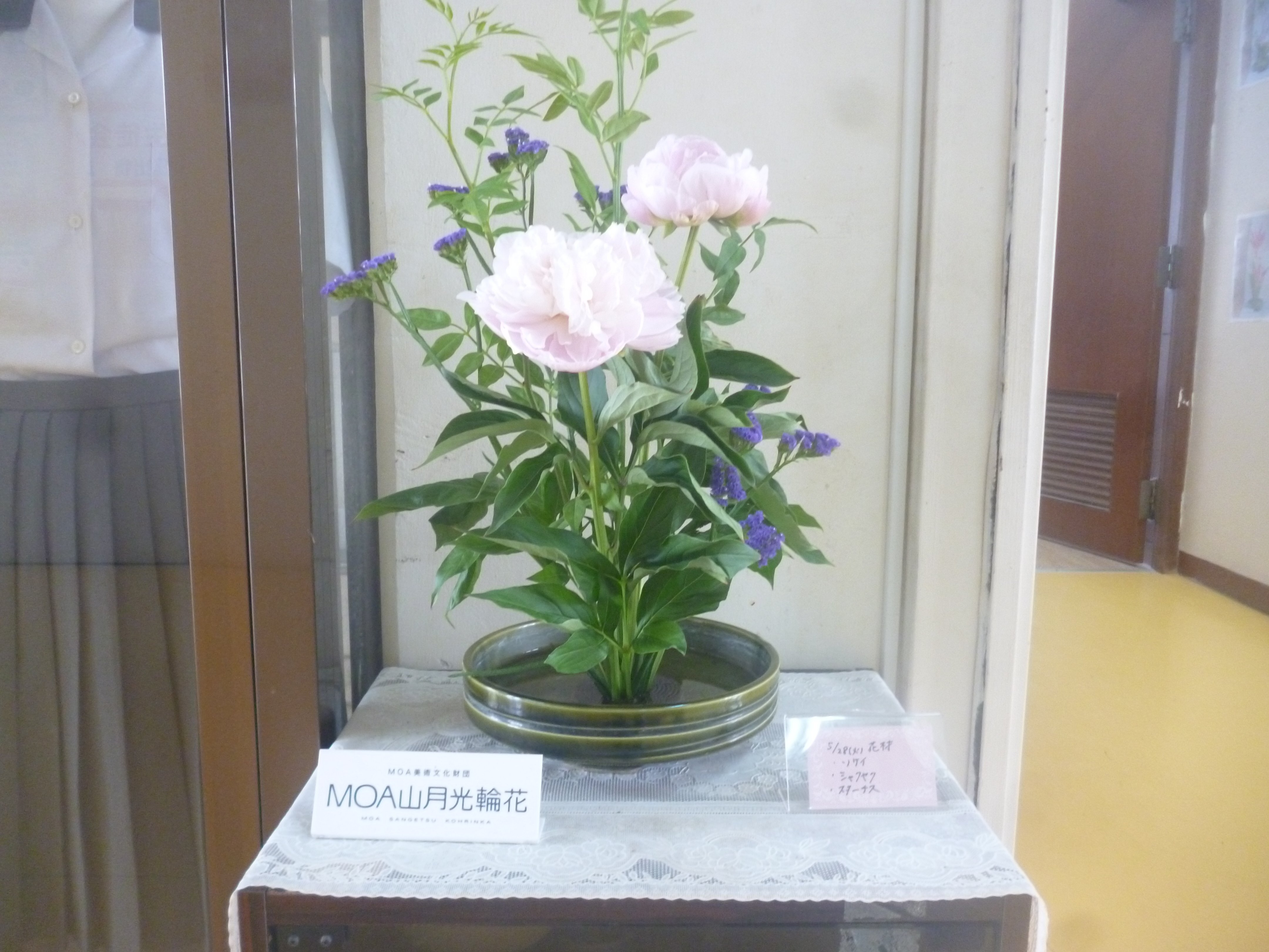 校舎を彩る素敵な生け花｜うるま市立具志川東中学校