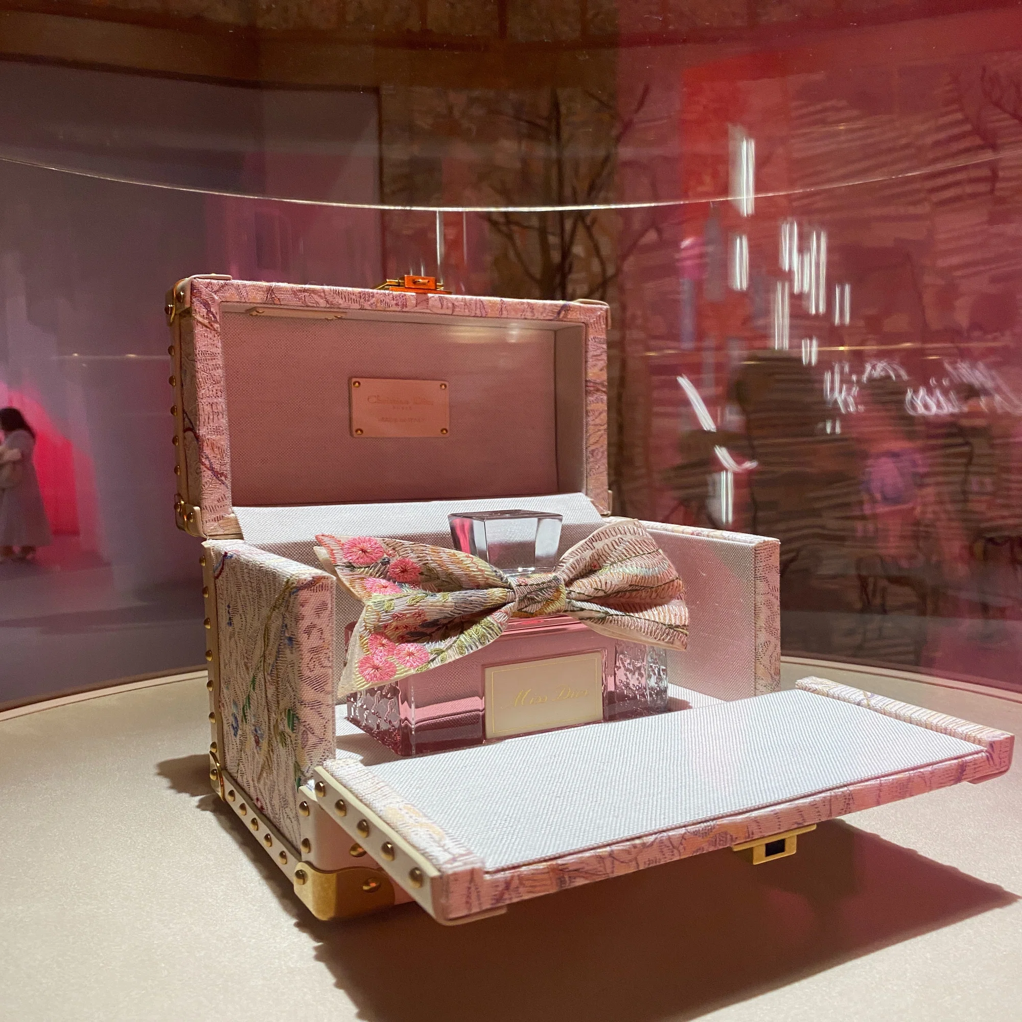 ミス ディオール展覧会ーある女性の物語」Miss Dior Exhibition 