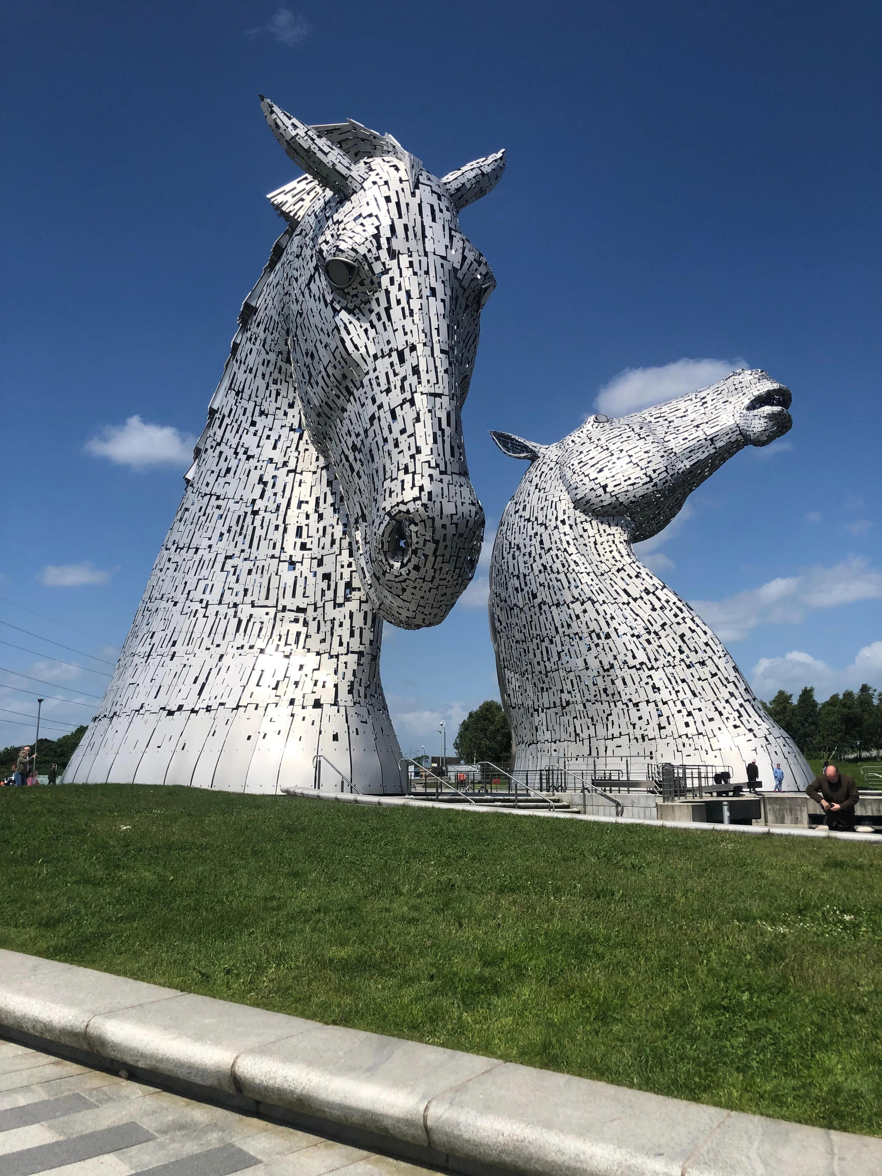 Kelpiesでデカイ馬、Edinburghは雨に降られてイマイチ ～ キャンパー