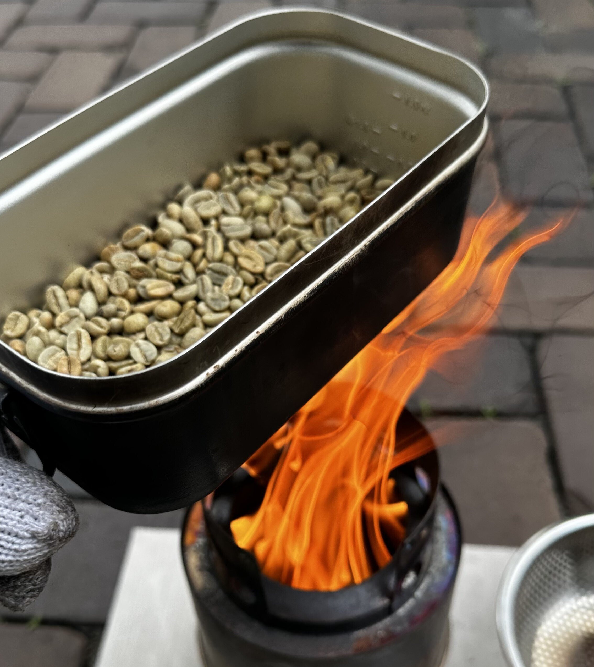 自家焙煎のコーヒー生豆を焼いて、挽いてくれます。取説あります。