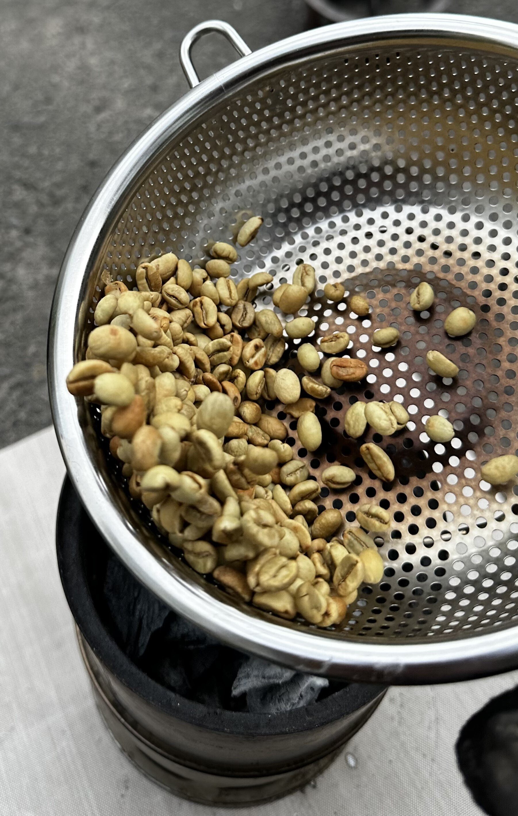 自家焙煎のコーヒー生豆を焼いて、挽いてくれます。取説あります。