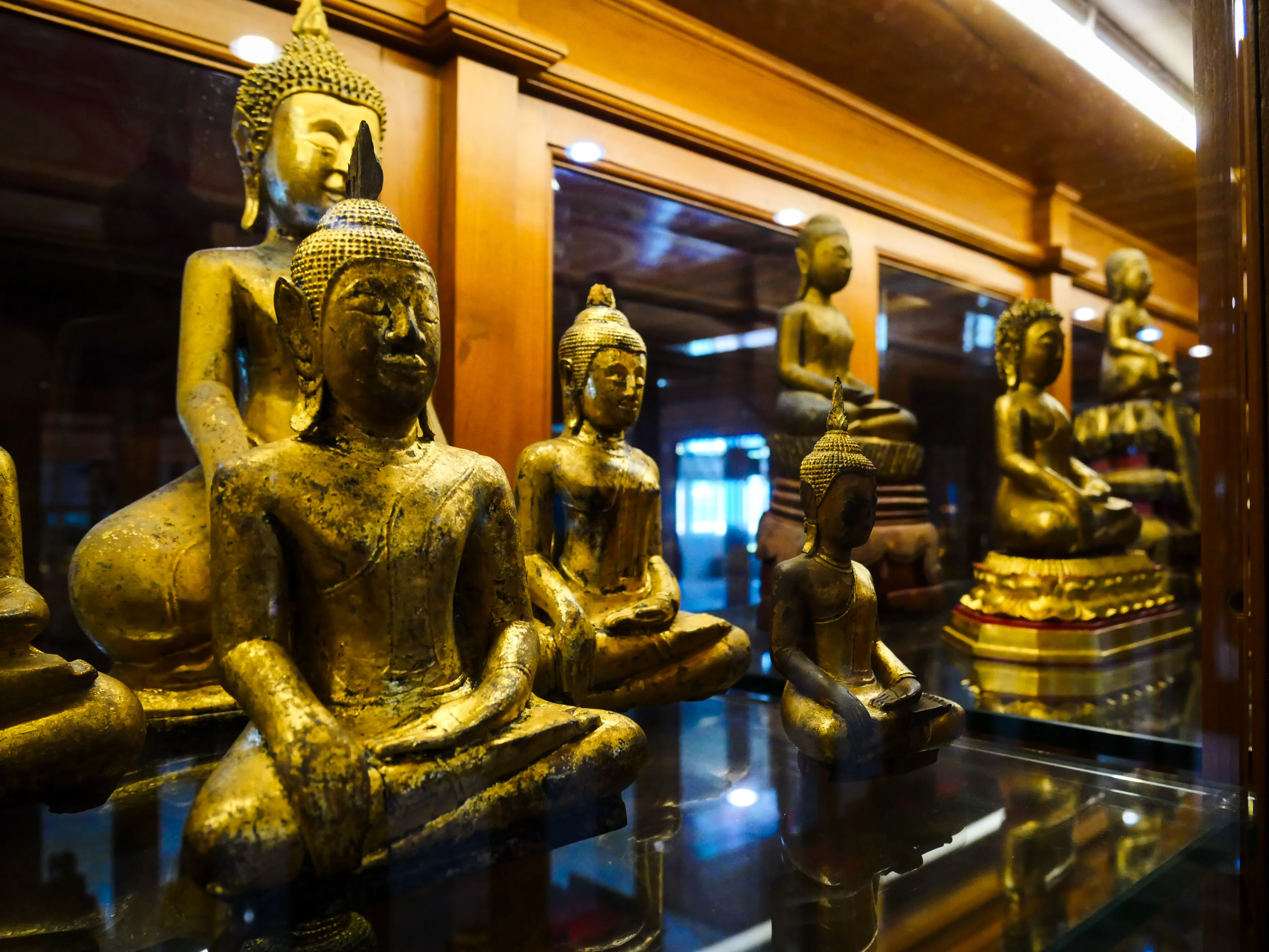 タイ旅行記】森羅万象を描いた天井画があるワット・パクナムへ。実物は