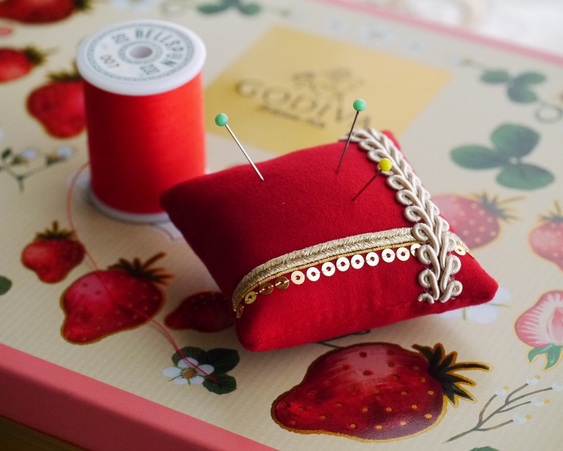 コード刺繍 赤いピンクッション｜sion