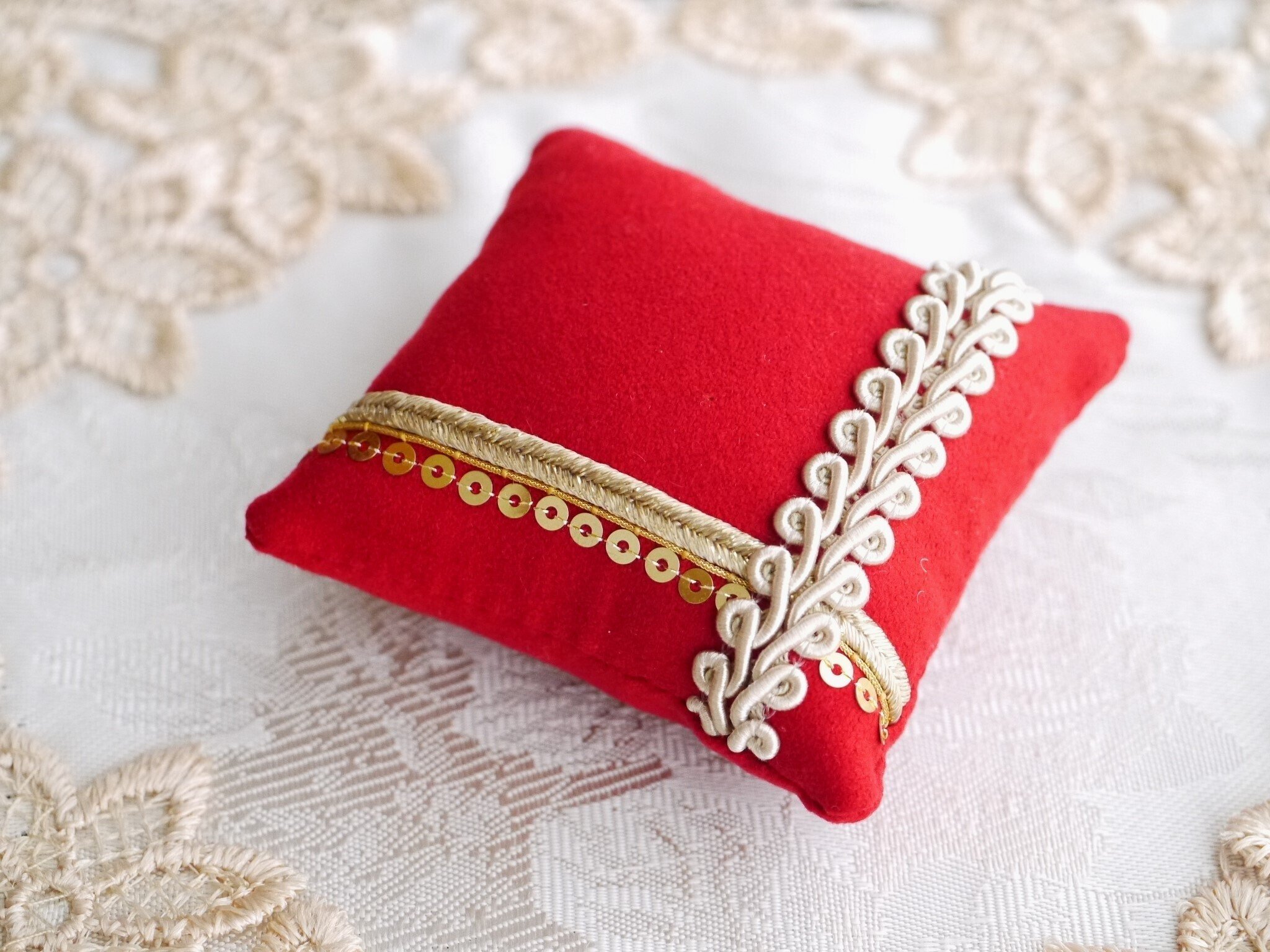 コード刺繍 赤いピンクッション｜sion