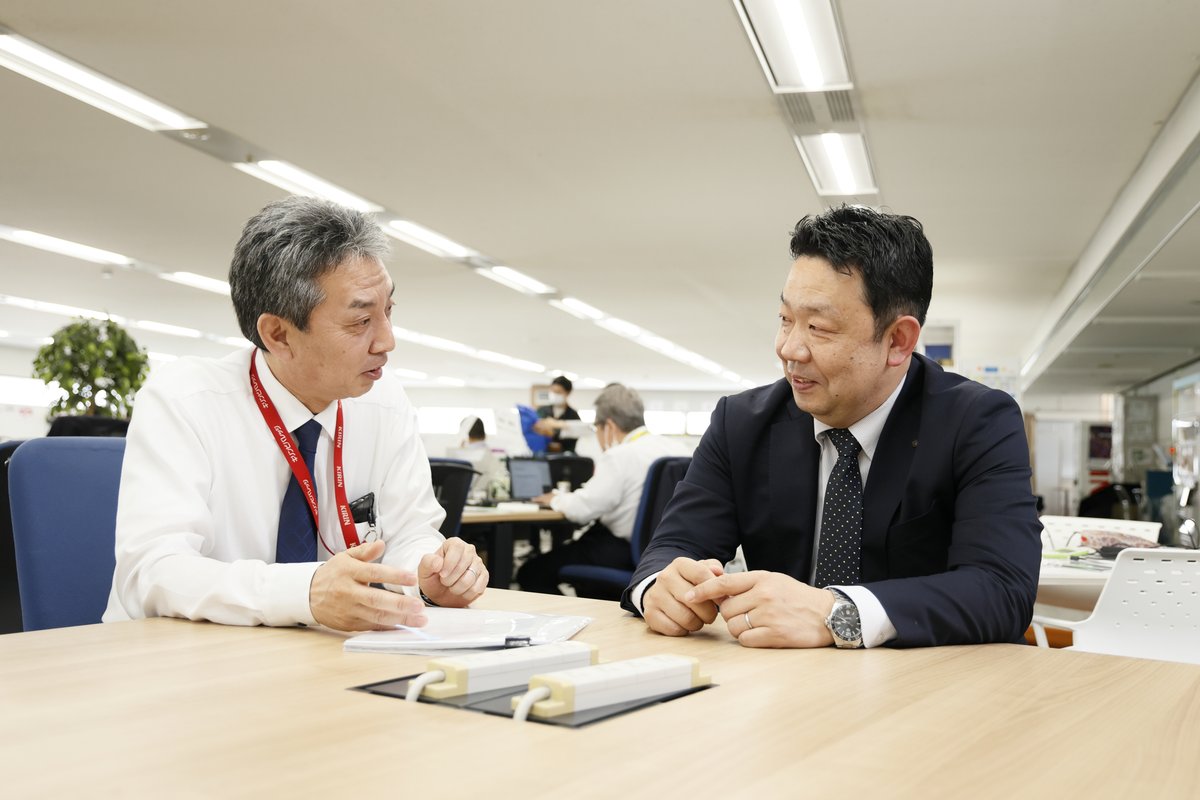 メンバーとコミュニケーションをとる内山