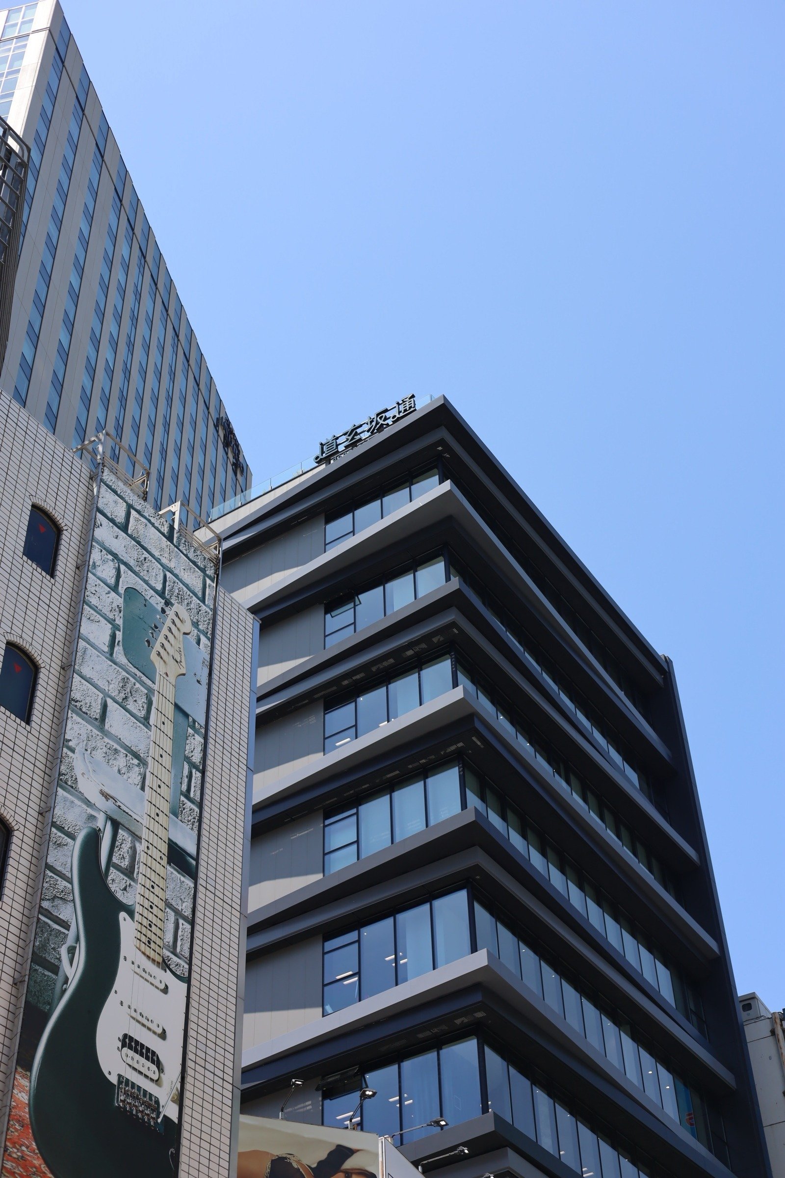 カラオケまねきねこ」キャラクター・まねっきーと案内する、渋谷本社の