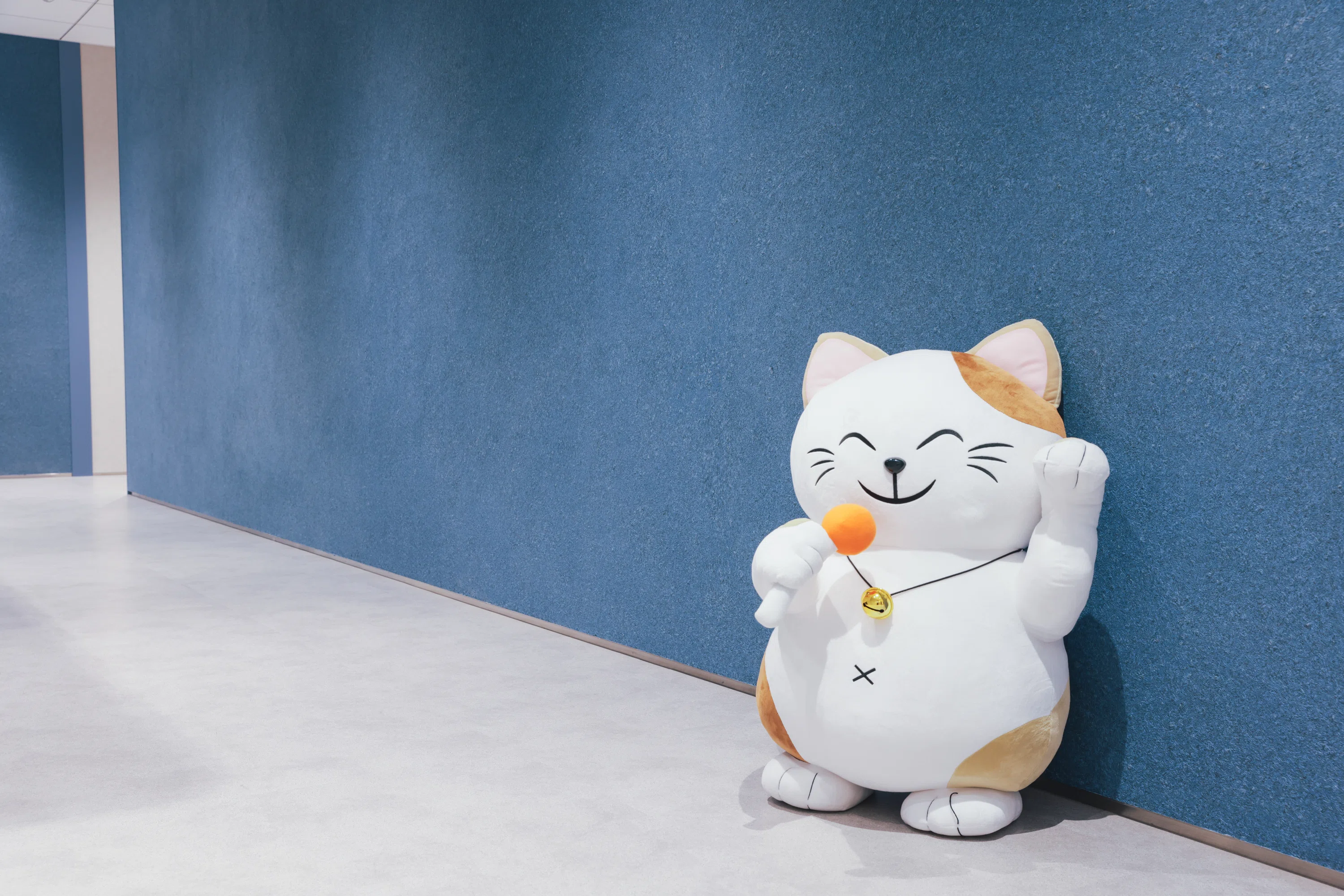 【次男坊です。】スーパーセブンのまねきねこ形オルゴナイト☆他２点 カラオケまねきねこ」キャラクター・まねっきーと案内する、渋谷本社の