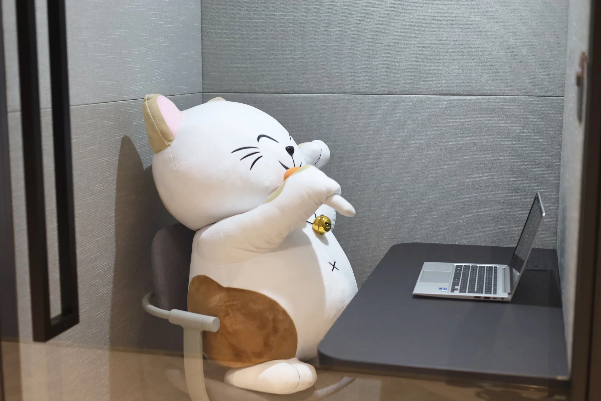 カラオケ まねきねこ なえなのサイン入りまねっきー カラオケ