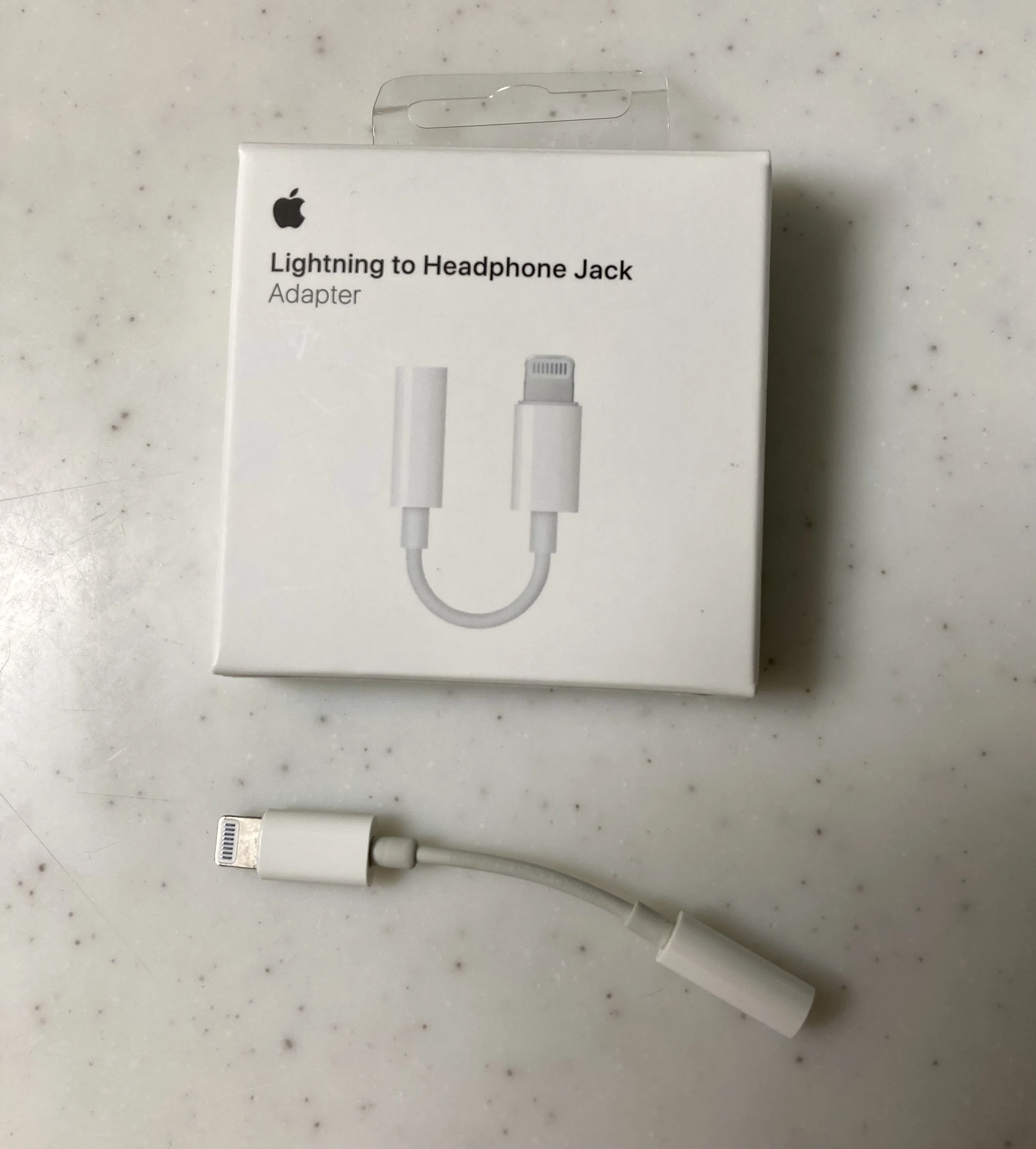 画像は「iPhoneSE初代」、当時は本体にイヤフォンジャックがあり、箱に