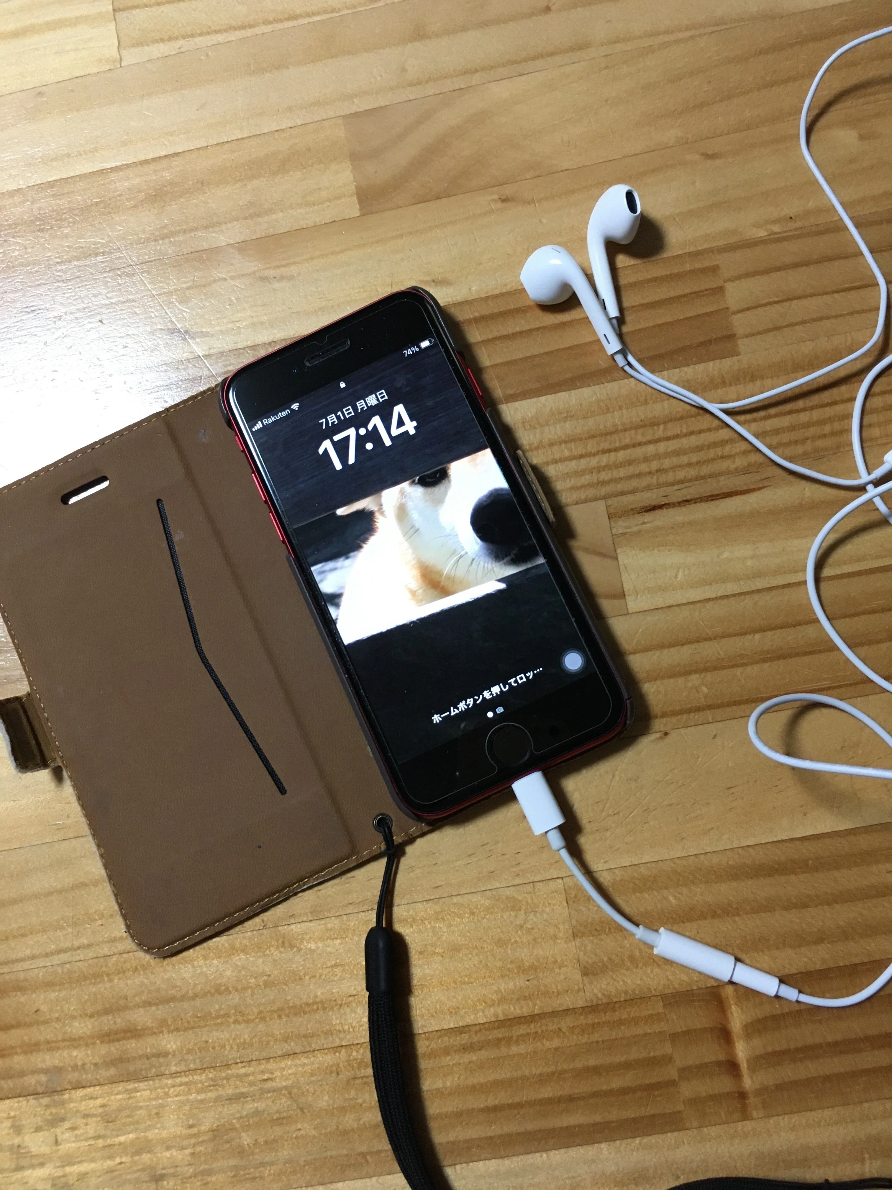 画像は「iPhoneSE初代」、当時は本体にイヤフォンジャックがあり、箱に