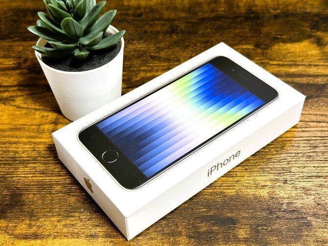 ホームボタン付きで根強い人気のあるスマホ「iPhone SE(3)」を