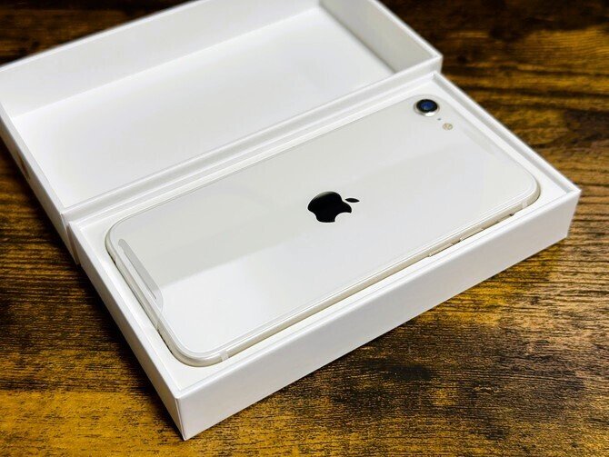 ホームボタン付きで根強い人気のあるスマホ「iPhone SE(3)」を