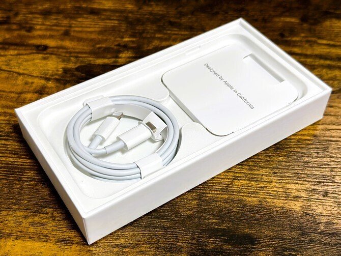 ホームボタン付きで根強い人気のあるスマホ「iPhone SE(3)」を購入して