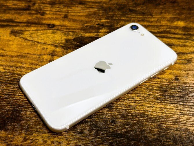 ホームボタン付きで根強い人気のあるスマホ「iPhone SE(3)」を購入して
