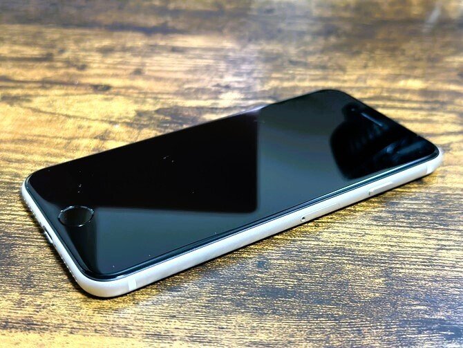 ホームボタン付きで根強い人気のあるスマホ「iPhone SE(3)」を