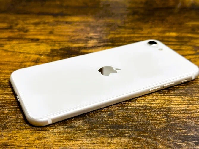 ホームボタン付きで根強い人気のあるスマホ「iPhone SE(3)」を購入して