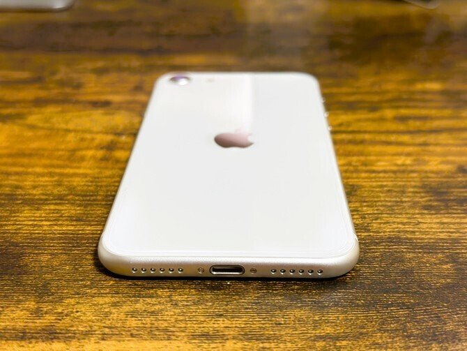 ホームボタン付きで根強い人気のあるスマホ「iPhone SE(3)」を購入して