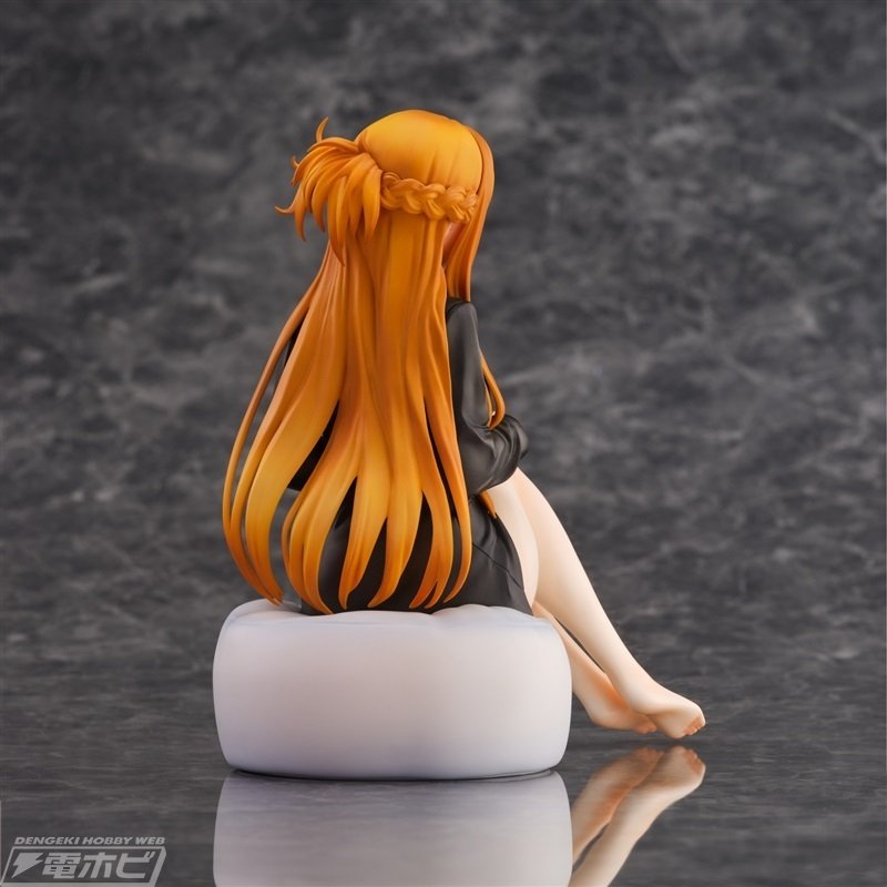 着崩したワイシャツから覗く素肌が魅力的！『ソードアート