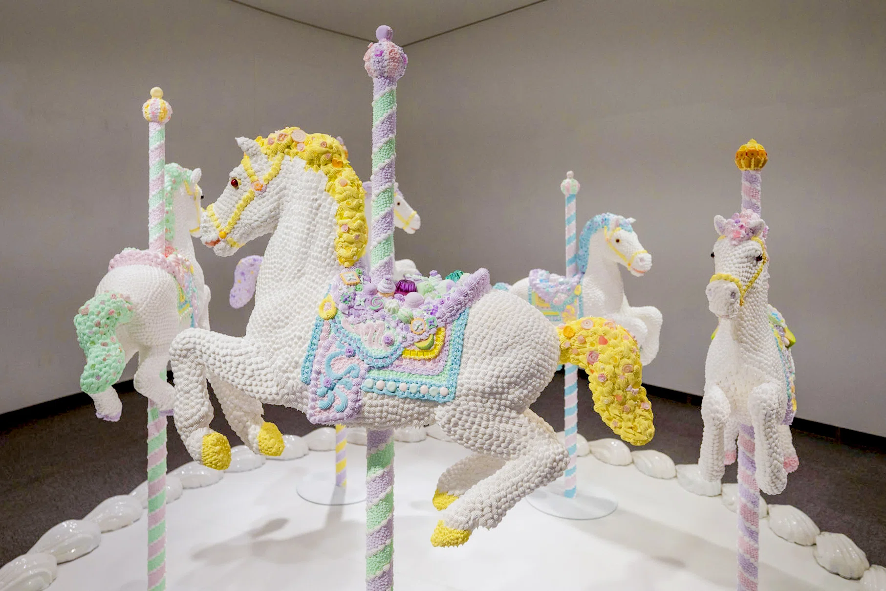 An Exhibition Immersing You in Sweet Art That Connects to Happy
