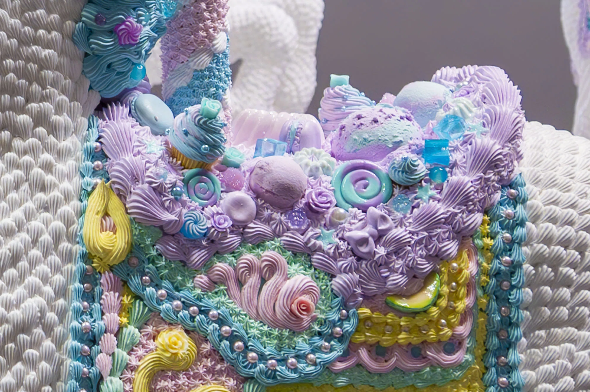 An Exhibition Immersing You in Sweet Art That Connects to Happy