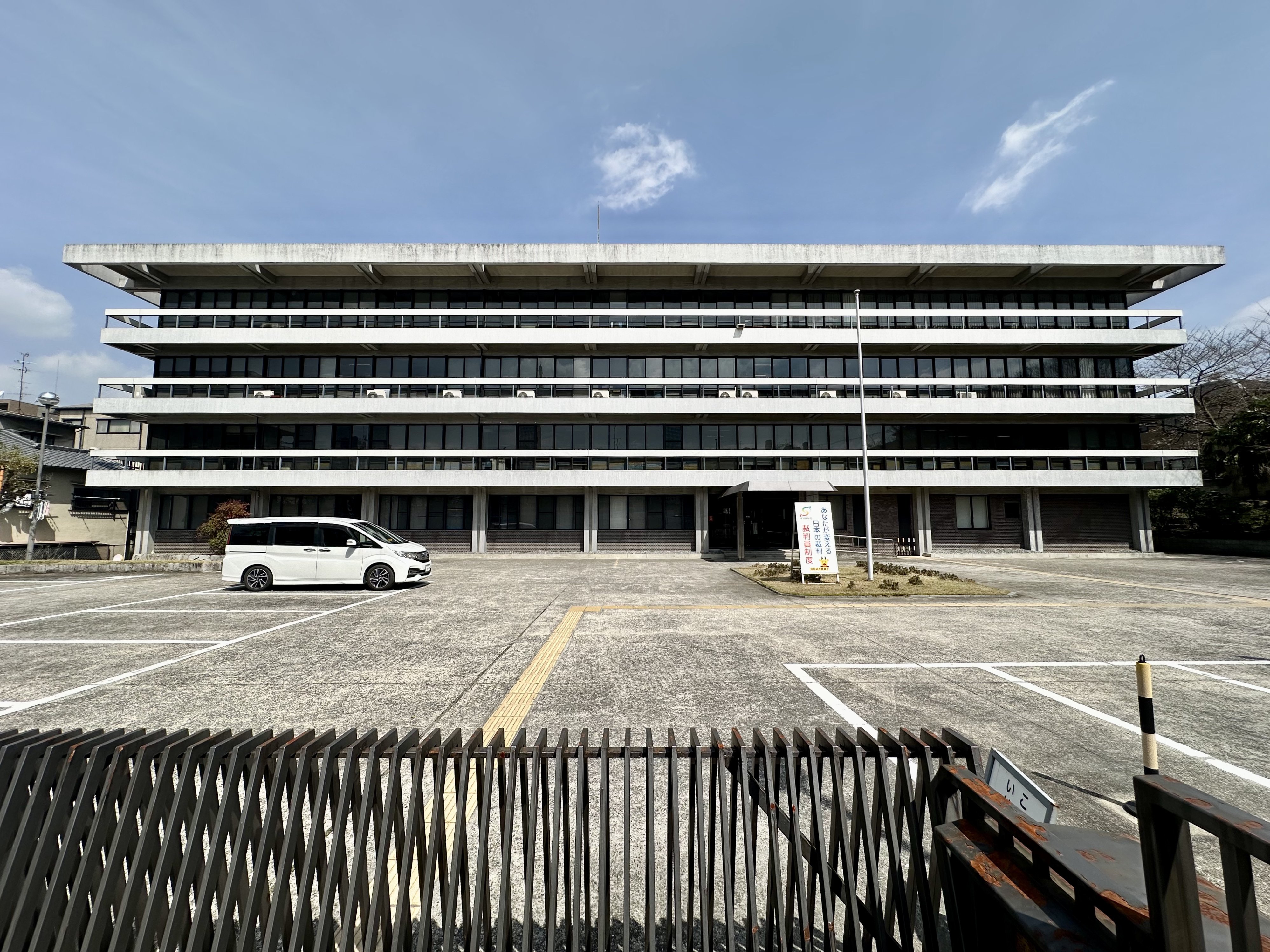 建物の水平ラインの連なりに導かれて｜sanchi