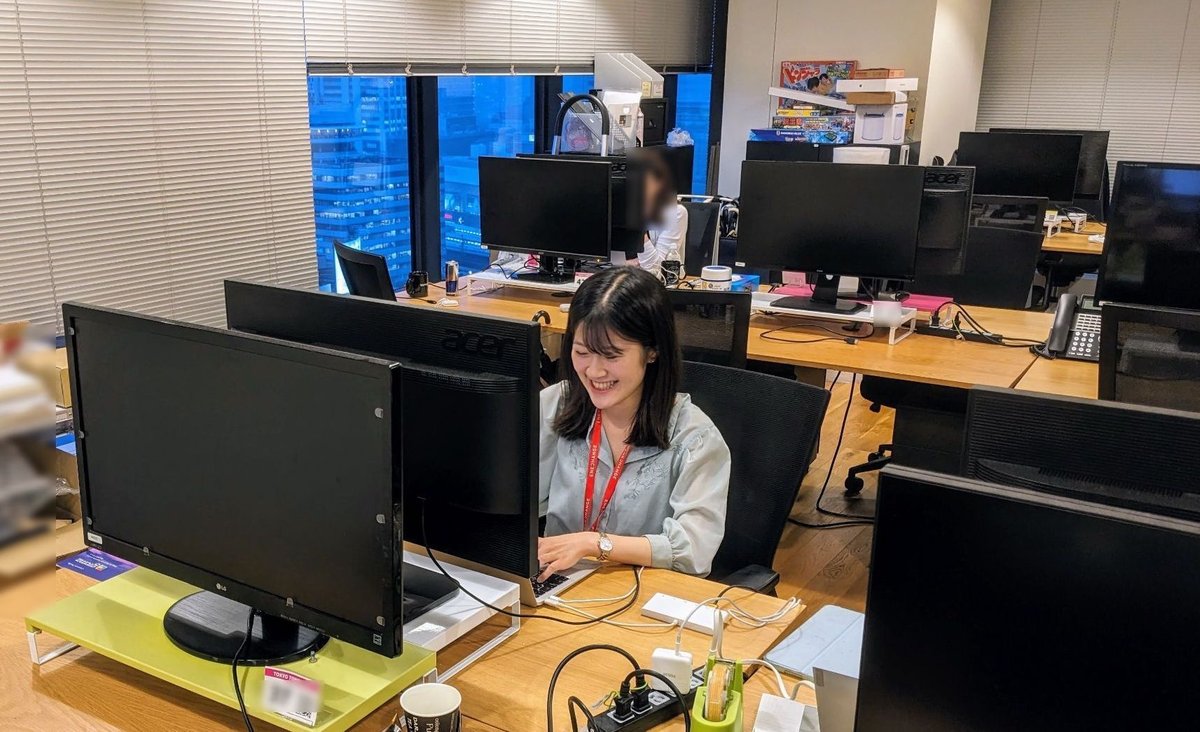 本社オフィスに出社して勤務している様子
