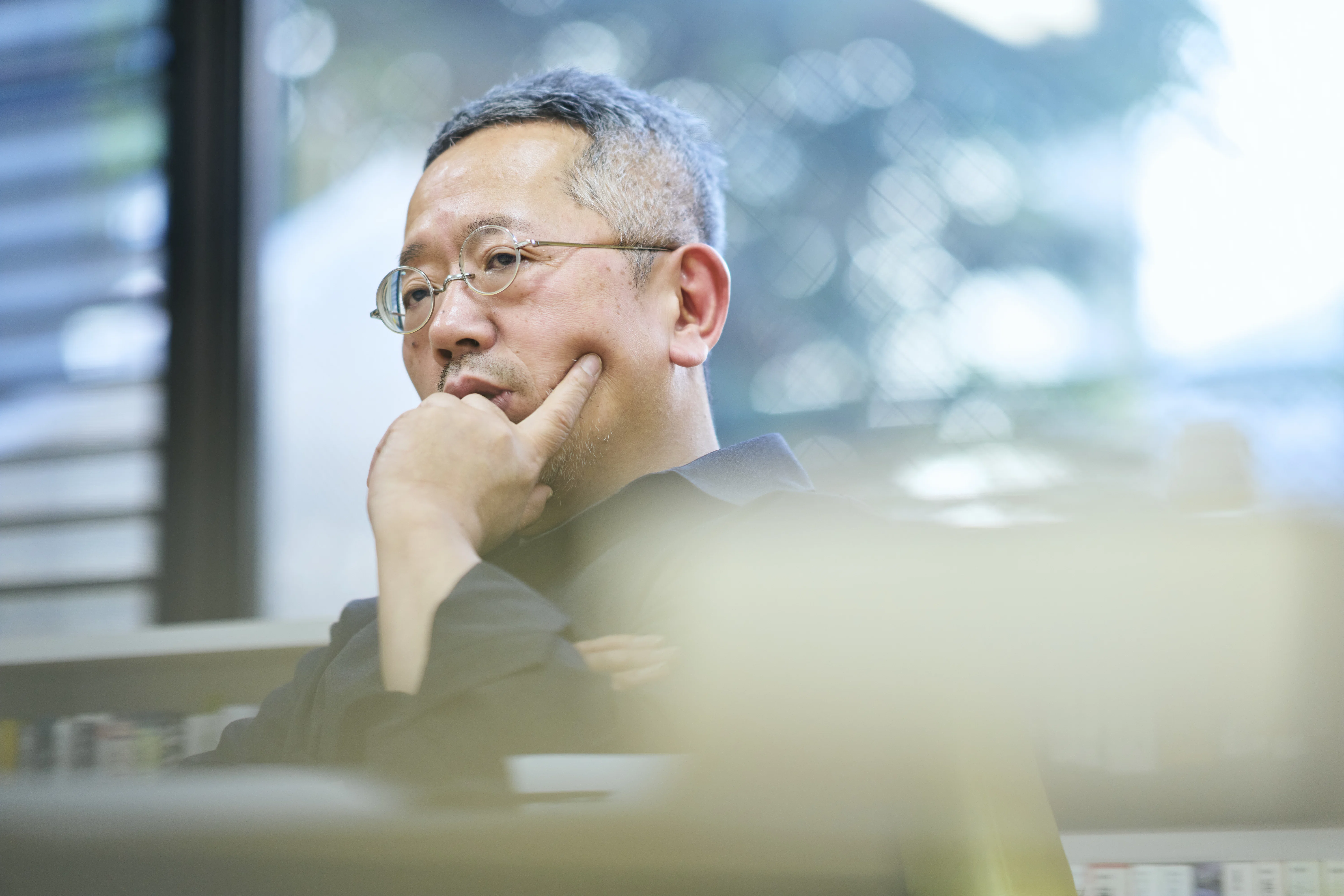 答えは一つしかない」ブックデザイナー・鈴木成一さんに「本の装丁とは