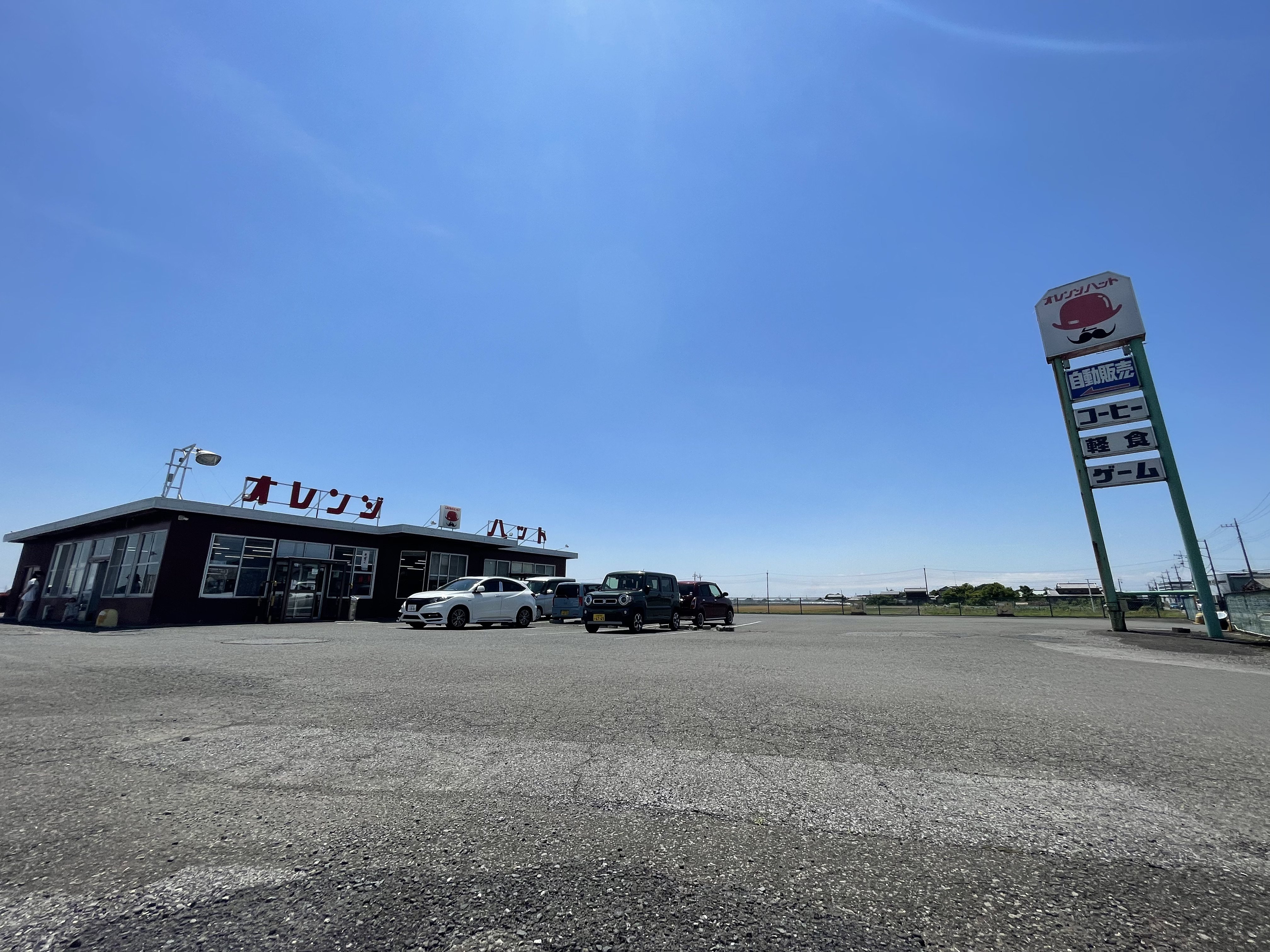 レトロ自販機をめぐる群馬の旅①：畑のそばにワクワクするレトロな建物