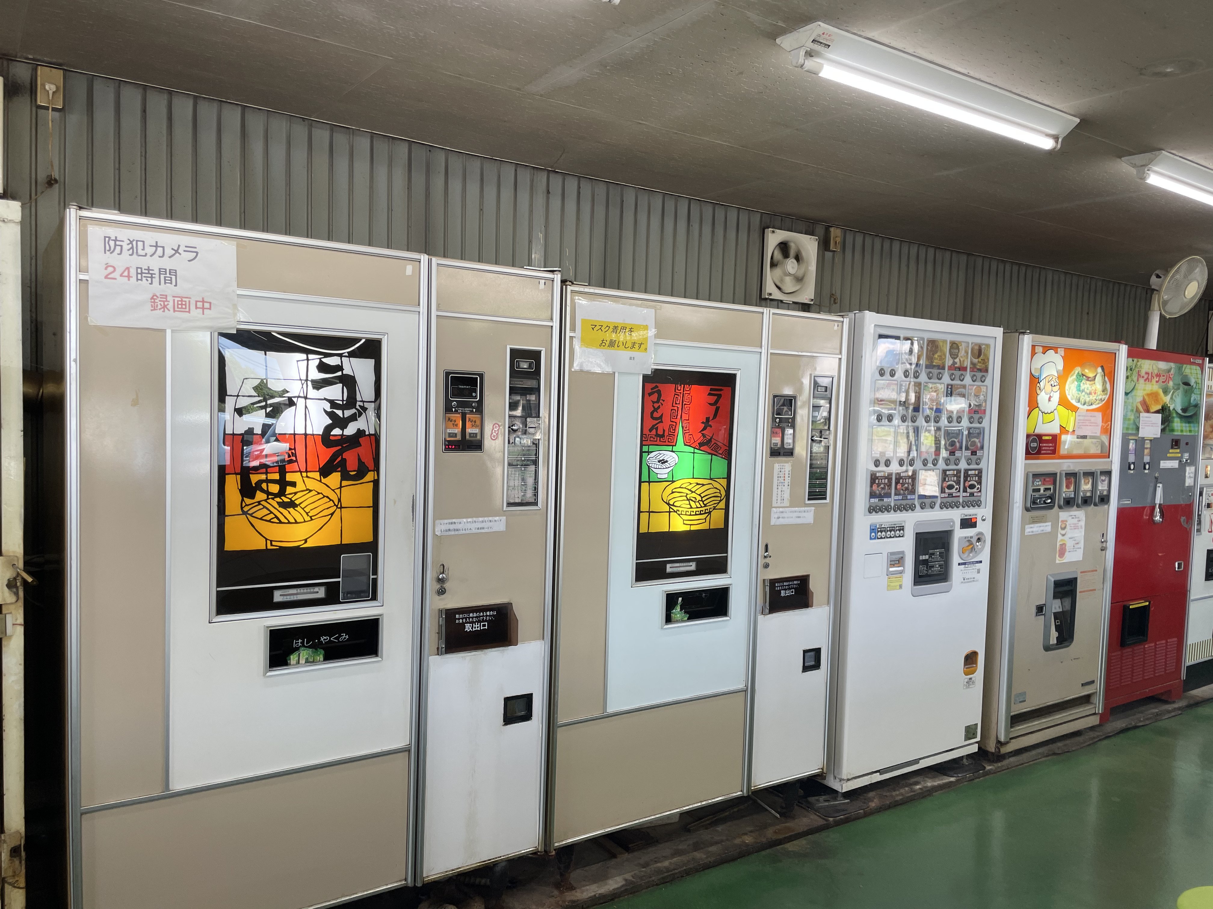 レトロ自販機をめぐる群馬の旅①：畑のそばにワクワクするレトロな建物