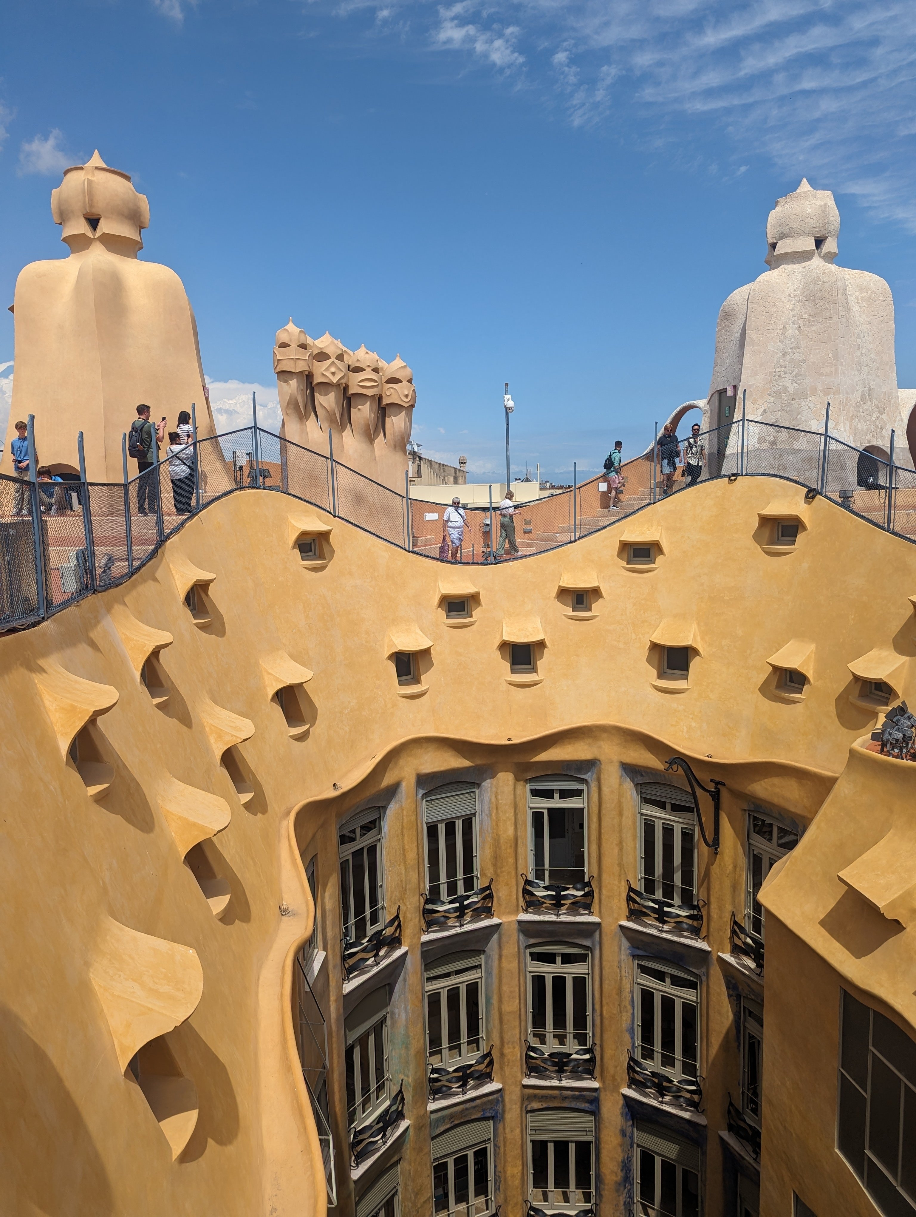 スペイン バルセロナ マドリッド ガウディー 建築 現地購入 バルセロナで建築家ガウディの世界遺産を観る - まっぷるウェブ