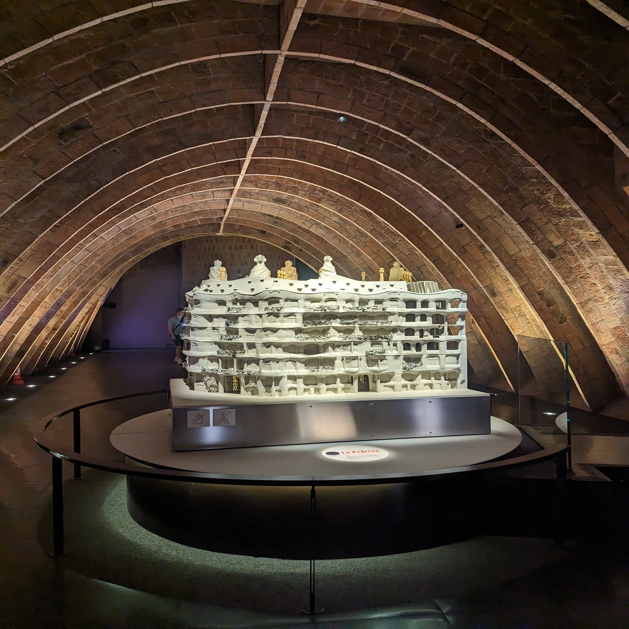 初夏のバルセロナ：ガウディ建築をめぐる3日間（DAY1）｜eriの余白日記