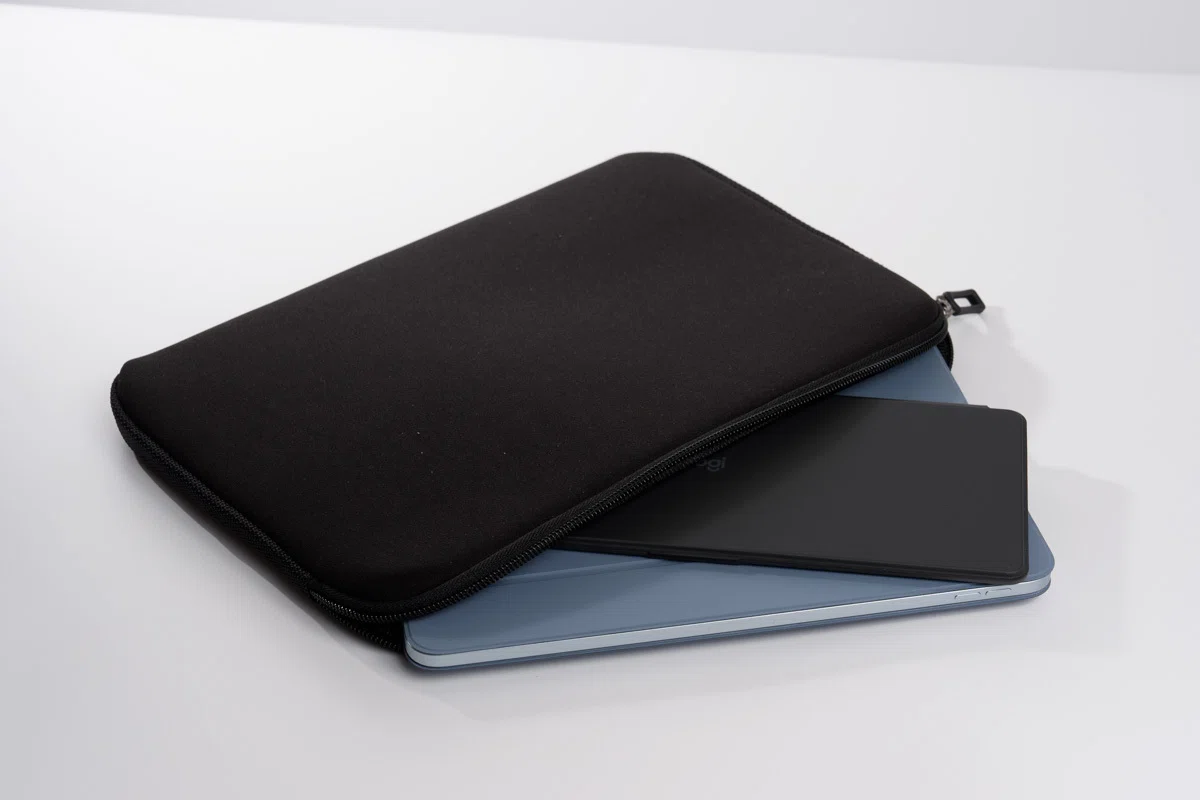 Keys-To-Go 2とiPadをバッグに収納している様子