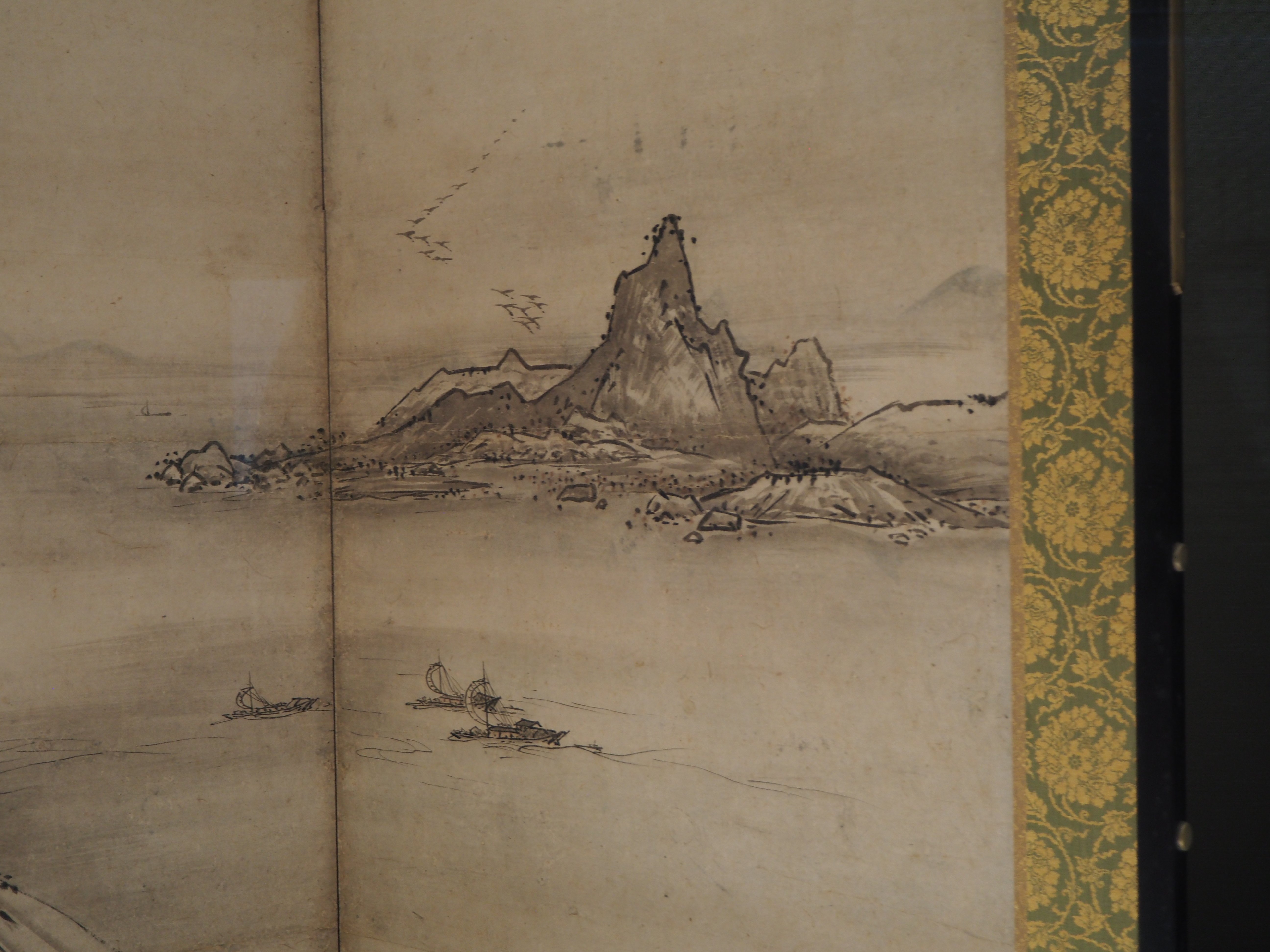 狩野山楽　【紙本水墨画双幅　楼閣山水図】　共箱　　掛軸双幅　　軸先は骨　稀有品 狩野山楽 【紙本水墨画双幅 楼閣山水図】 共箱 掛軸双幅 軸先は