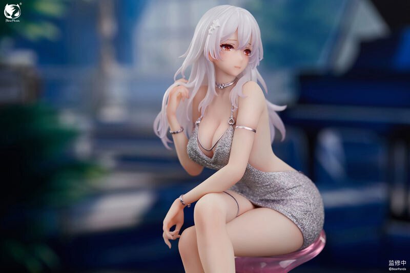 背中が大胆に開いたドレスに注目！ドレスからこぼれる豊満バスト