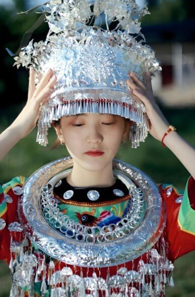 少数民族の刺繍　中国貴州　長角苗族 少数民族の刺繍 中国貴州 長角苗族 異文化のファッションに触れる｜