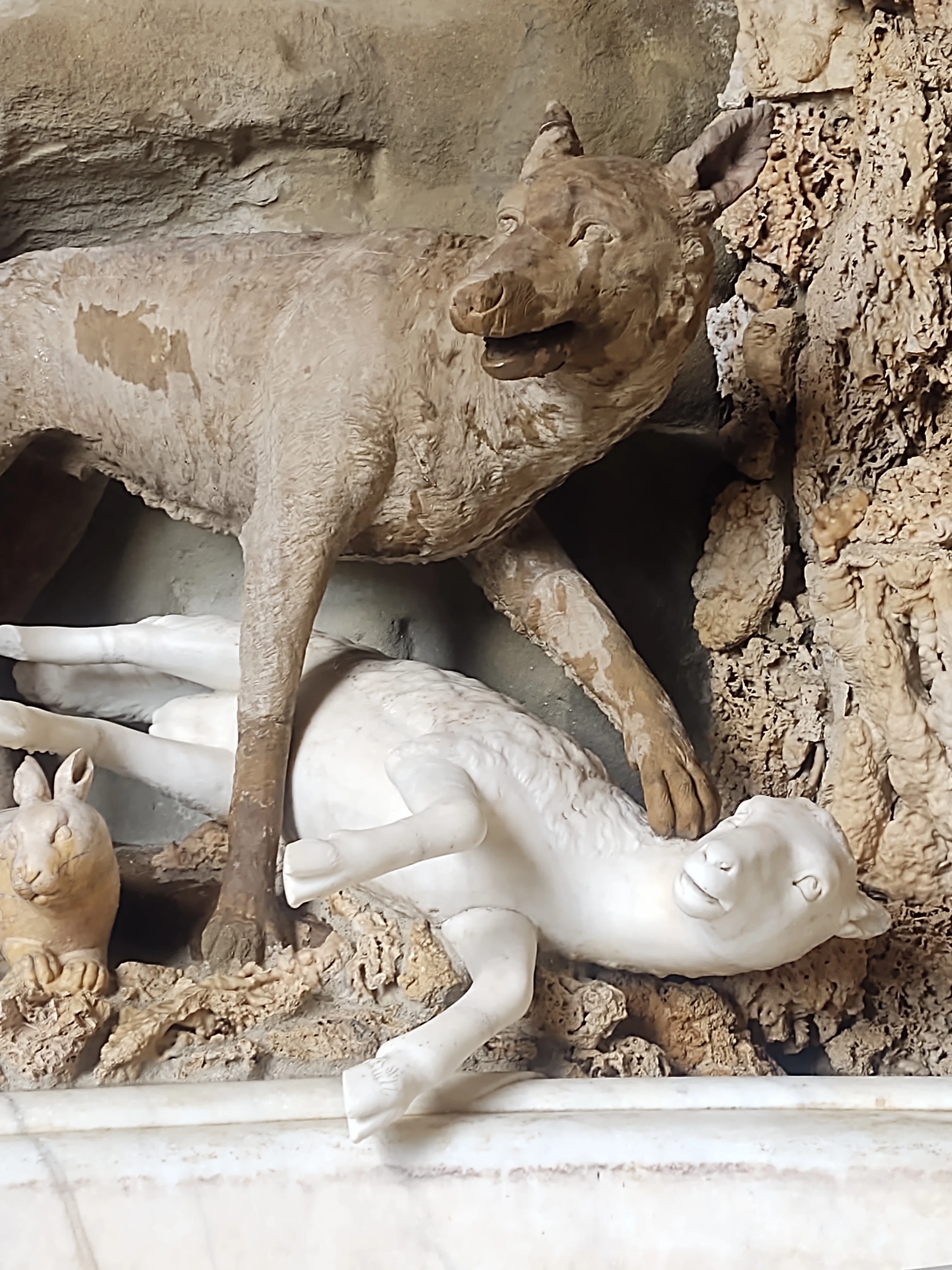 動物の骨製の彫刻文鎮一対 夏にぴったりのメディチ家の別荘｜フィレンツェ歩き ここだけの話