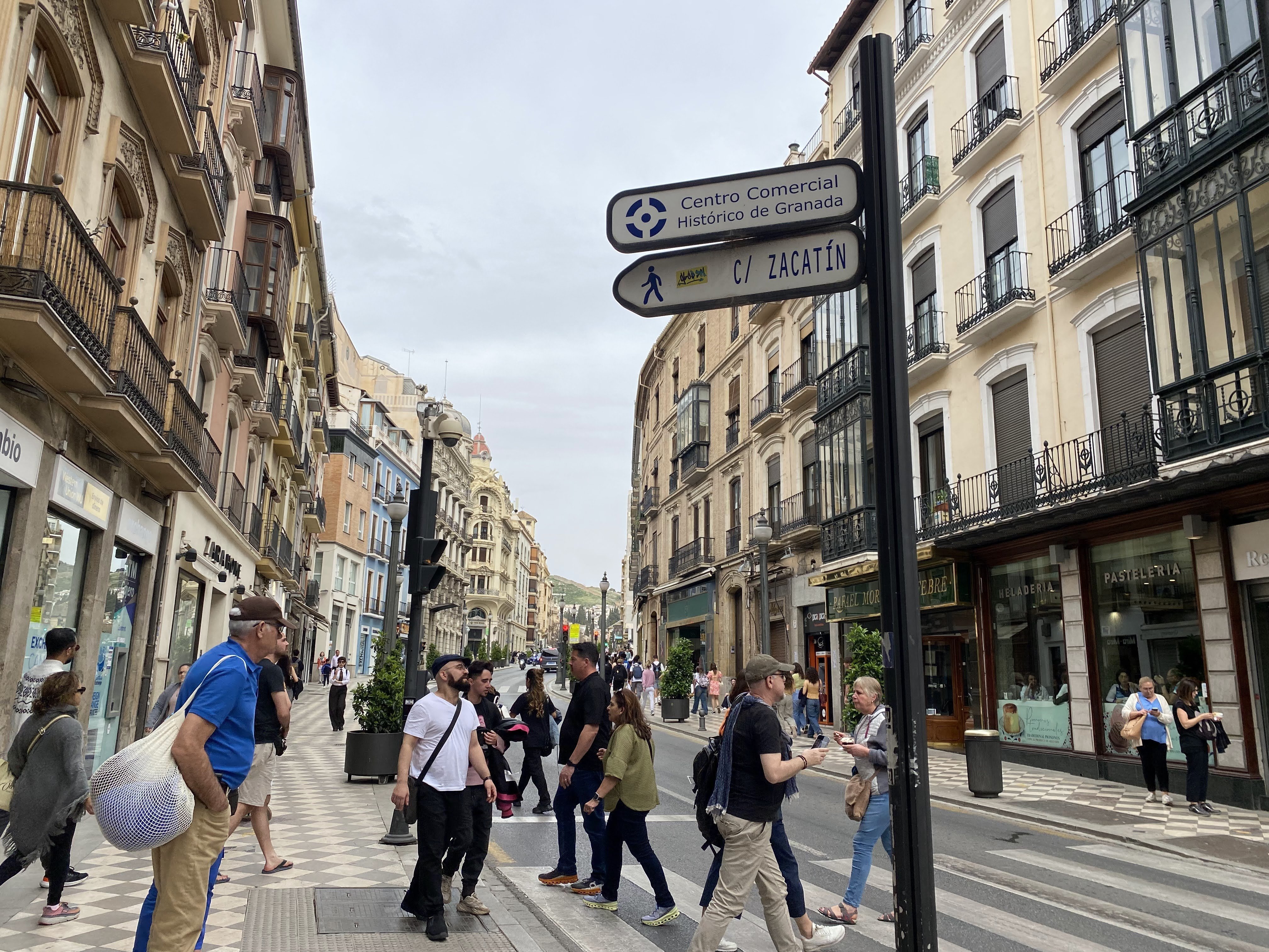 スペイン旅】昼夜煌めくグラナダを歩く。歴史と文化が交錯する街｜桜